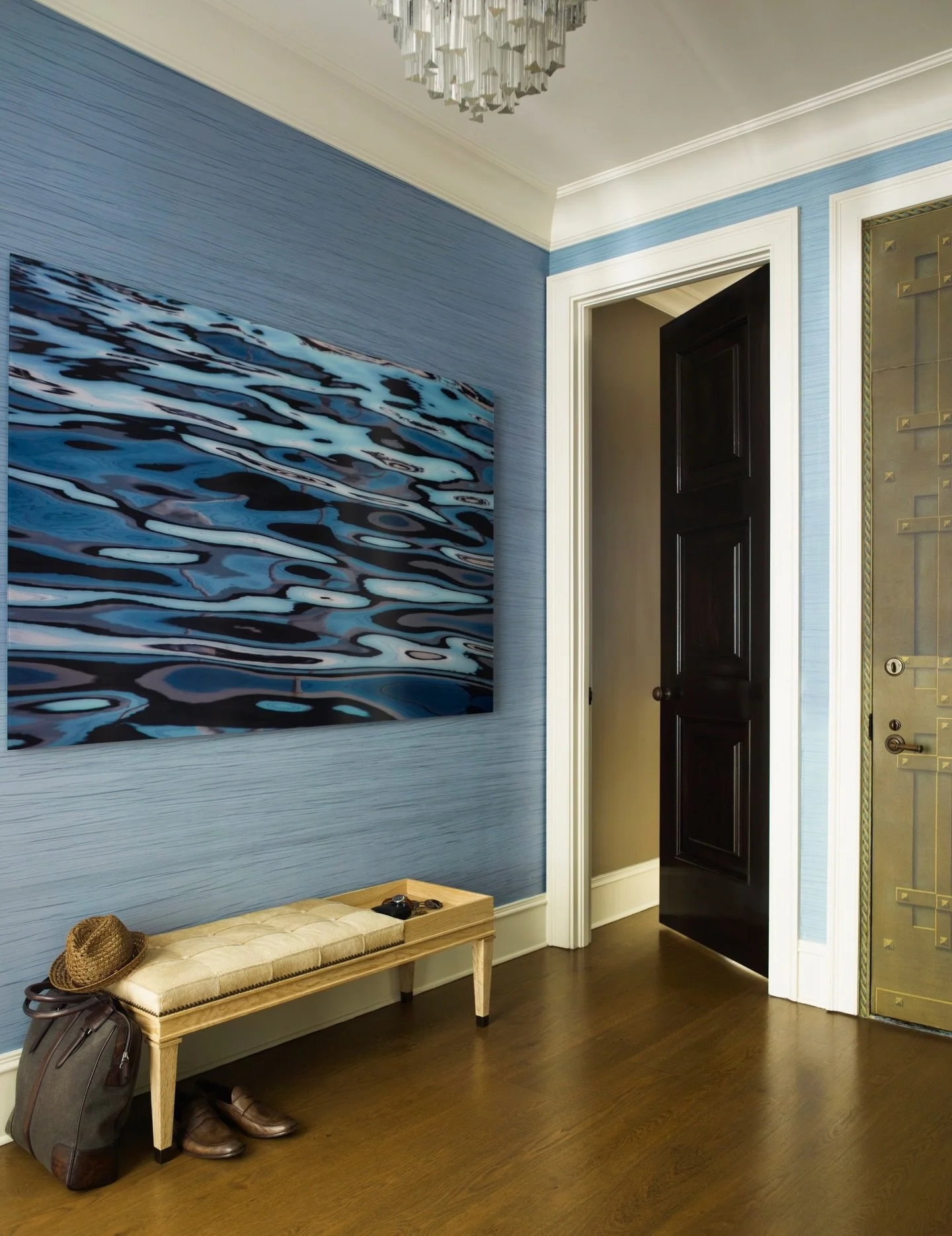 A #MadebyMendelson cow hide &ldquo;tray bench&rdquo; with antique brass details satisfies two needs in this Upper West Side entryway. ⁠
⁠
1. It&rsquo;s a spot to sit and put your shoes on ⁠
2. It&rsquo;s also a place to drop your keys and mail. ⁠
⁠
⁠