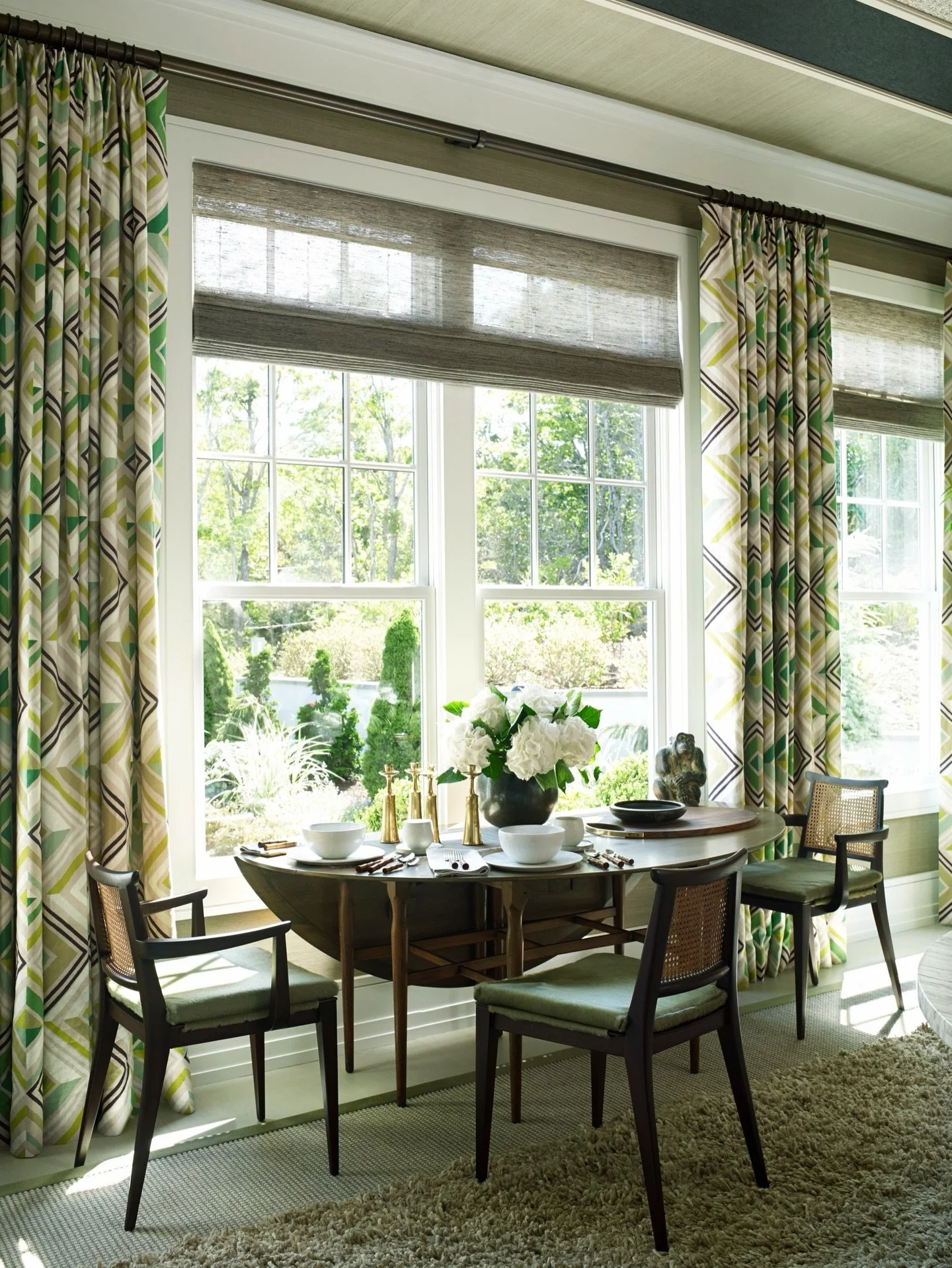 This drop leaf table next to a window is a secondary table in this dining room. It creates a smaller moment for more intimate meals. #designthinking⁠
⁠
⁠
⁠
⁠
📷 @triagiovan⁠
⁠
⁠
⁠
⁠
⁠
#gideonmendelson #whatdesigncando #mendelsongroup #diningroomideas
