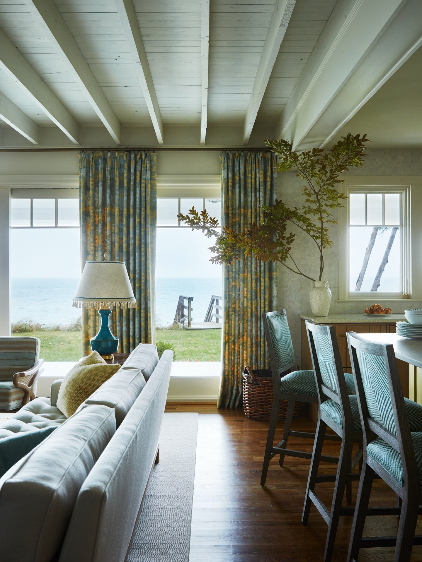 The kitchen and living room in our North Fork project share the same beautiful view of the water, which inspired the color palette in these rooms. 

📷 @timlenzstudio

#gideonmendelson #mendelsongroup⁠ #whatdesigncando #homerenovation #modernhome
