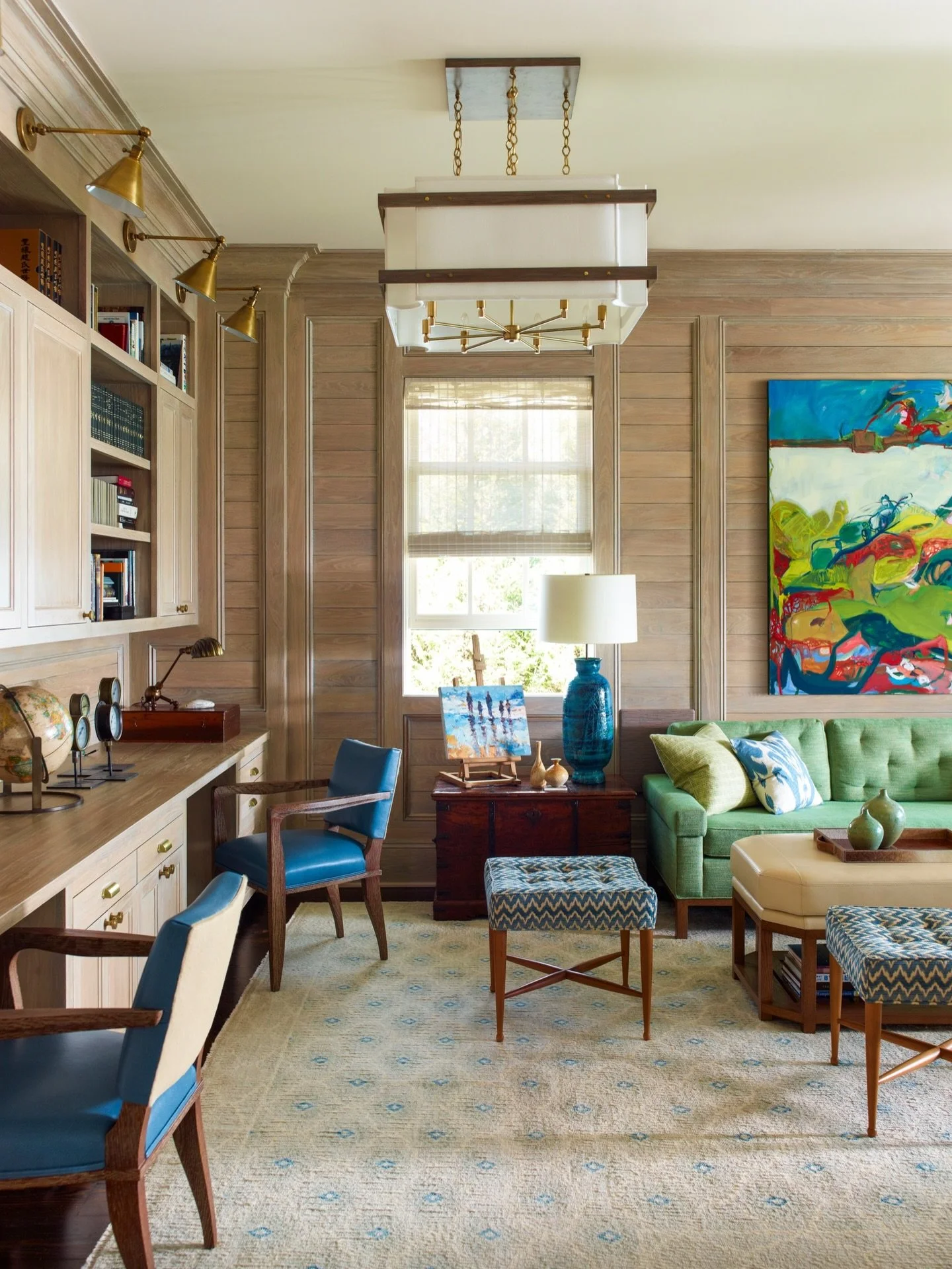 Blues, greens, and a variety of interesting textures create the interest in this study in the Hamptons. ⁠
⁠
⁠
⁠
⁠
⁠
📷 @ericpiasecki⁠
⁠
⁠
⁠
⁠
⁠
#gideonmendelson #whatdesigncando #mendelsongroup #designerdad #livingroomdesign