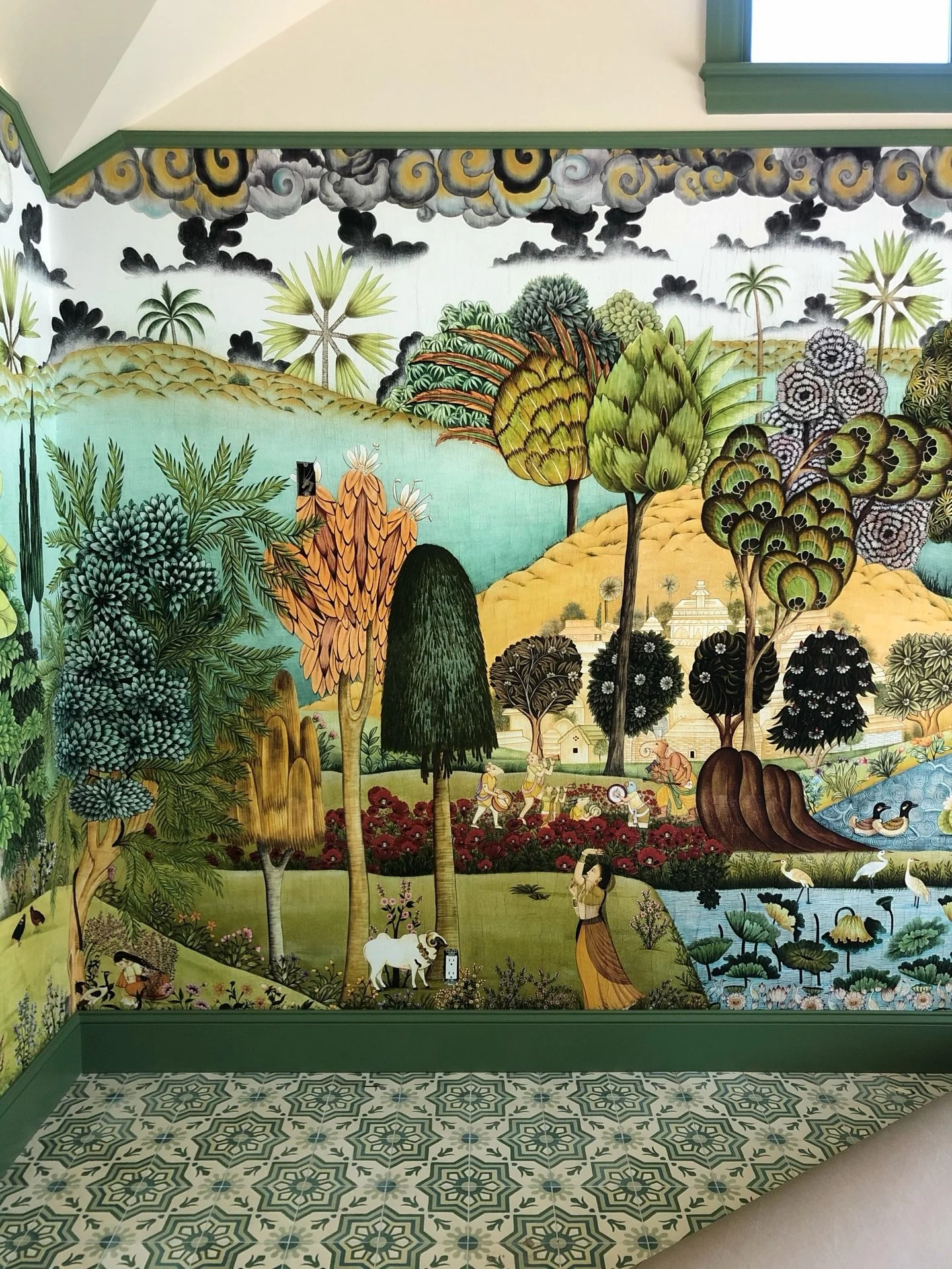 Outdoor spaces - like this pool house in the North Fork - are opportunities to have fun and be playful. This wall covering makes this entire pool house come alive. ⁠
⁠
⁠
⁠
⁠
⁠
#gideonmendelson #mendelsongroup #whatdesigncando #designerdad  #livingroo