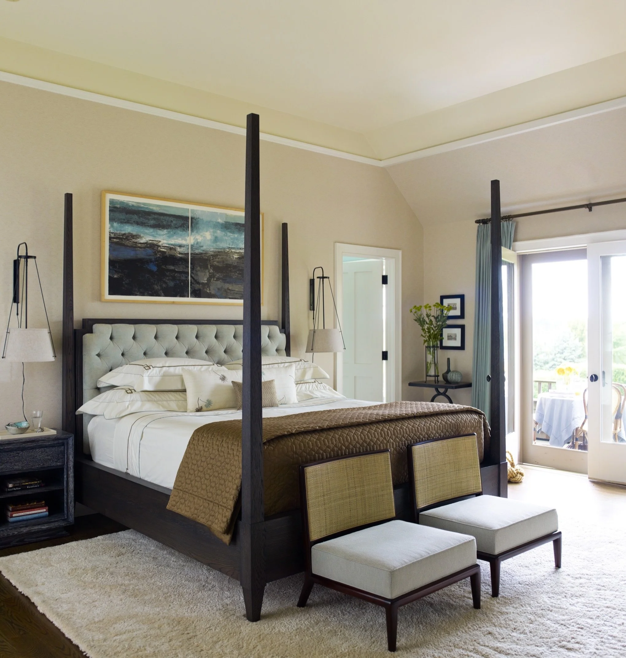 I love the light in the Hamptons this time of year. This primary bedroom has exposures on three sides that fill the space with this light. 
⁠
⁠
⁠
⁠
📷 @ericpiasecki⁠
⁠
⁠
⁠
⁠
⁠
#mendelsongroup #gideonmendelson #whatdesigncando #bedroomdecor #bedroomde