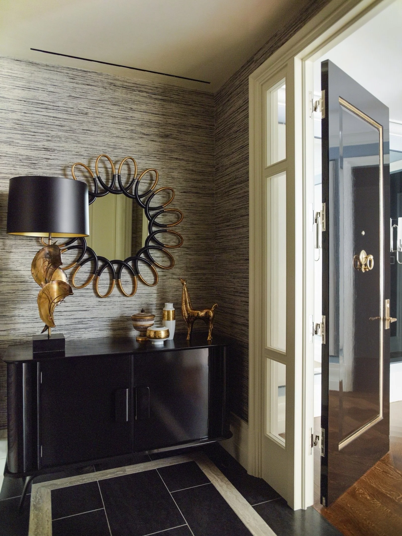 Here are some of our favorite mirrors in the entryways of past projects. We think mirrors are key to a functional foyer. ⁠
⁠
⁠
⁠
⁠
📷 @ericpiasecki⁠
⁠
⁠
⁠
⁠
#gideonmendelson⁠
#whatdesigncando⁠
#mendelsongroup⁠
#mirrormirror