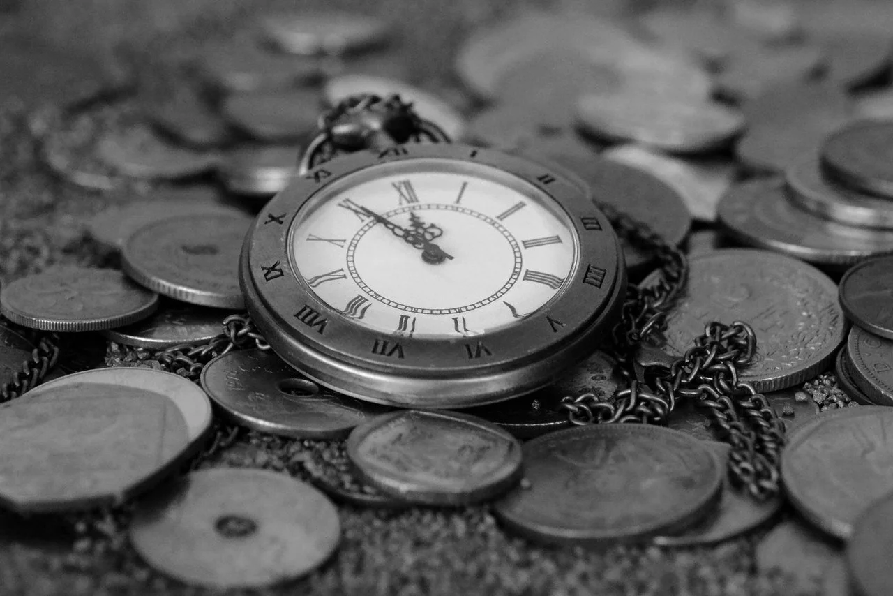 watch-hand-sand-black-and-white-photography-antique-510885-pxhere.com.jpg