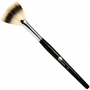 Fan Brush Sometimes all you need is a light touch of color or shimmer to complete your look. Try your hand at glominerals’ Fan Brush—a delicate fan brush designed to apply a subtle amount of bronze, shimmer or blush. Its hairs are ultra-soft, delicate and feather-light for an all-over, even application. Try: glominerals Fan Brush