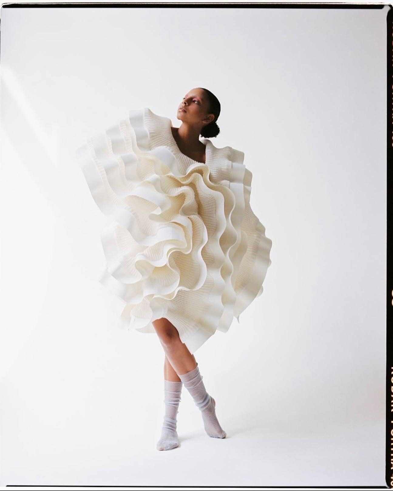 Last year @circularfashionsystem hosted a hybrid workshop in partnership with the Conditional Design Project (CONDE) to explore circular design principles.

The Paper Dress designed by @stinarand was a standout creation from the event. The knitted ga