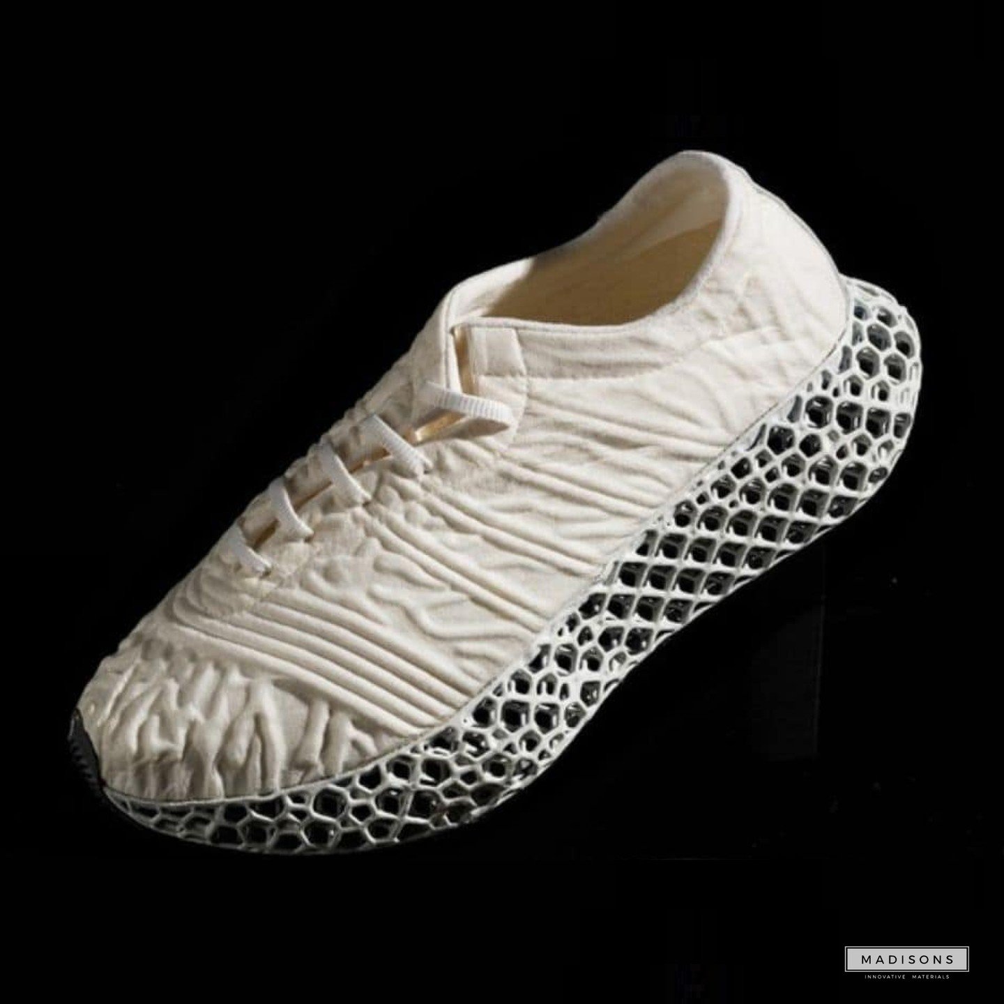 😱 Who knew fashion could be both jaw-dropping and planet-saving? Simplifyber is here to shake things up with their mind-blowing 3D-moulding process! 🌍♻️ Crafting biodegradable t-shirts and shoe uppers from cellulose, they're slashing waste and carb