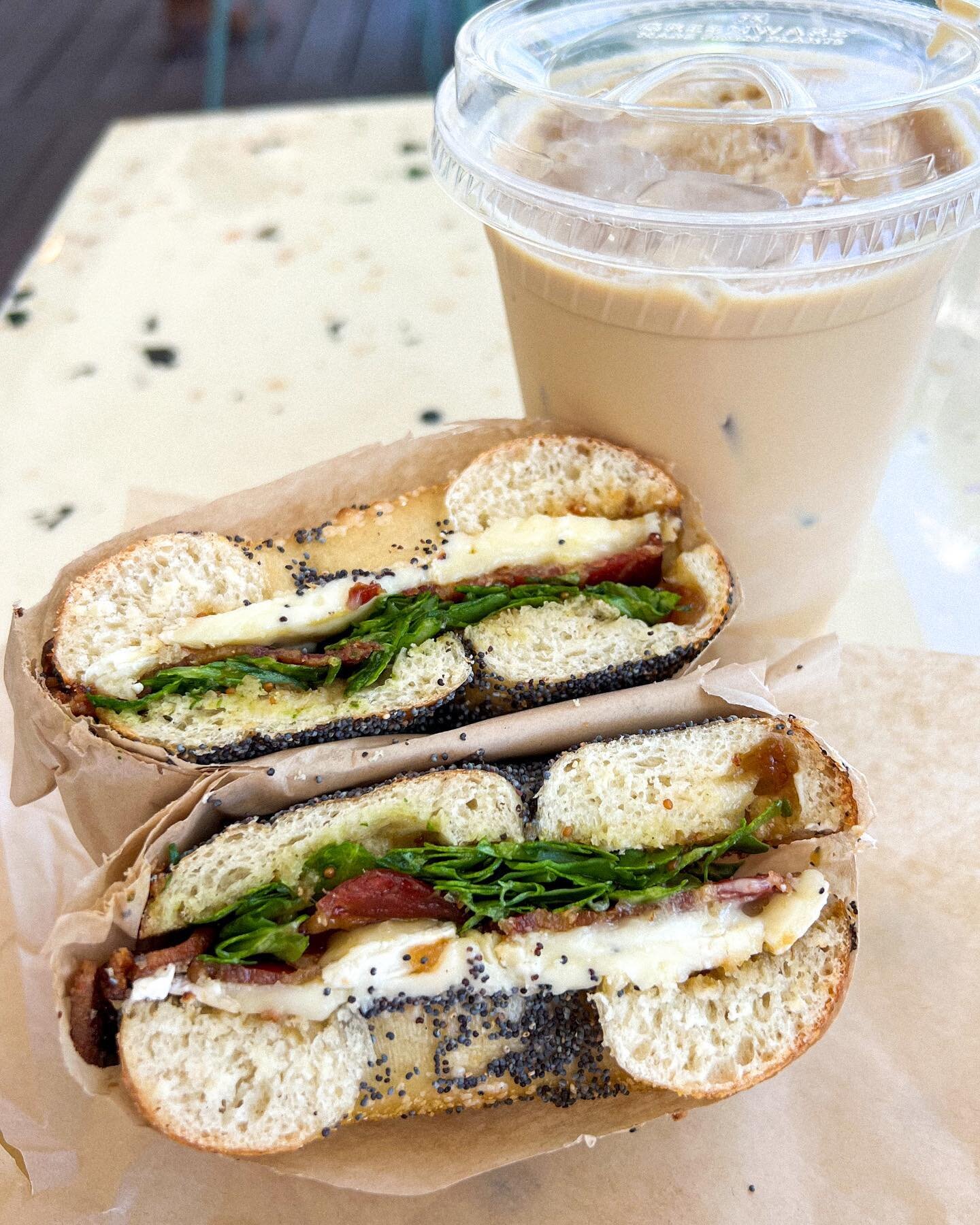 Love having a @petes_general in Tampa now! Such a great addition to Ybor with both indoor &amp; outdoor seating 🥯☕️ 

Recently had The Fancy Pete for the first time with Brie cheese, fig jam, @theboozypig bacon, and orange Dijon-dressed arugula 😋 
