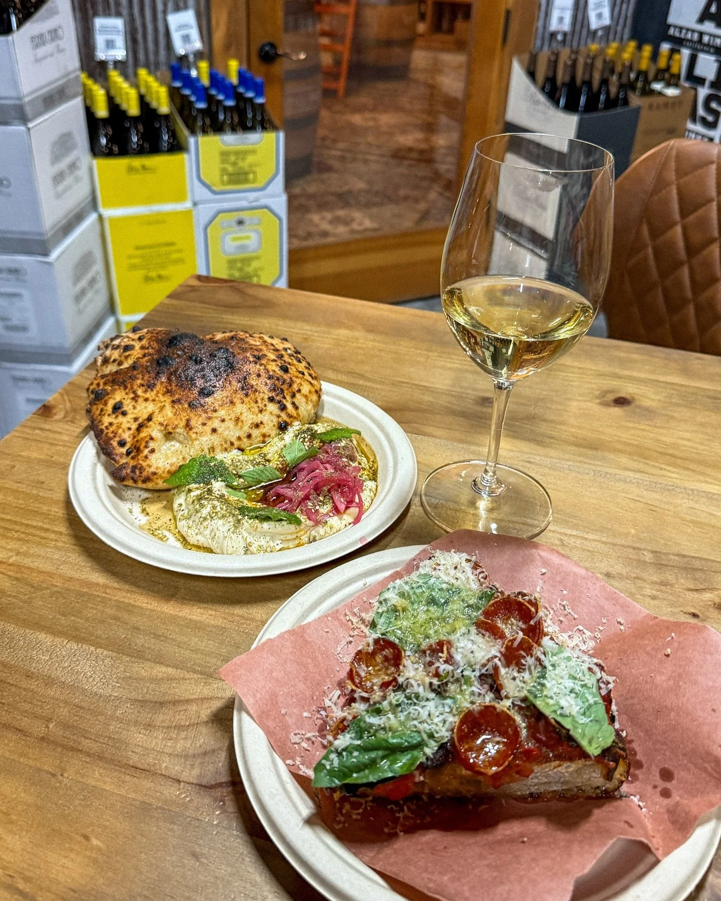 @francaspizzacatering will be back at @redneckwinecompany this Sunday, 10/5 from from 2pm - 6pm! 🍕 🍷 

I've been trying to make it to one of their pop-ups for months and finally got the chance last Sunday when they were at Redneck. Order pizza and 