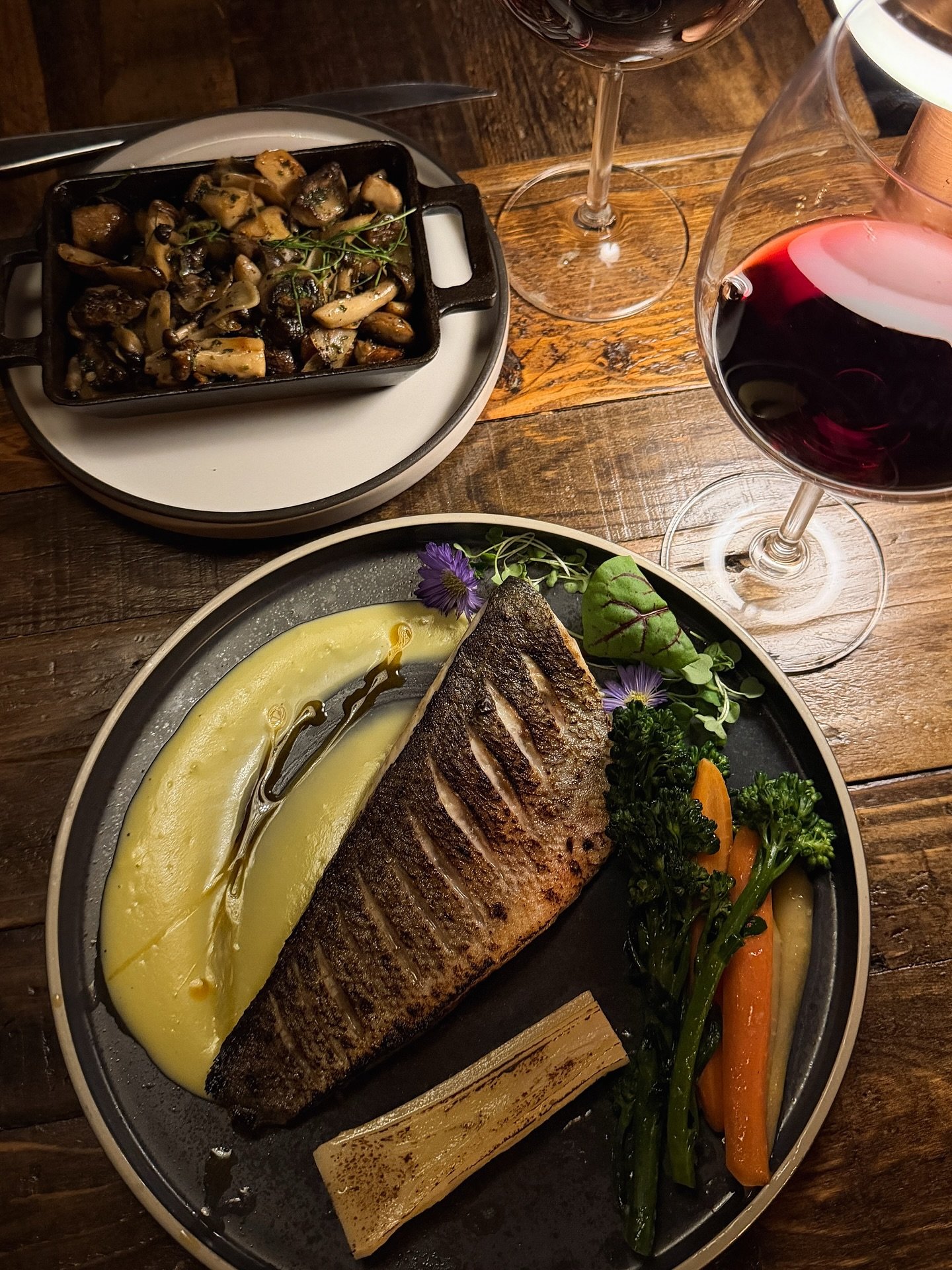 A few weeks ago I finally made my way to @calidastpete for the first time and I definitely understand why I've never heard anything but amazing things about them 🍷 

First things first, it's tiny and you need a reservation. To make a reservation you