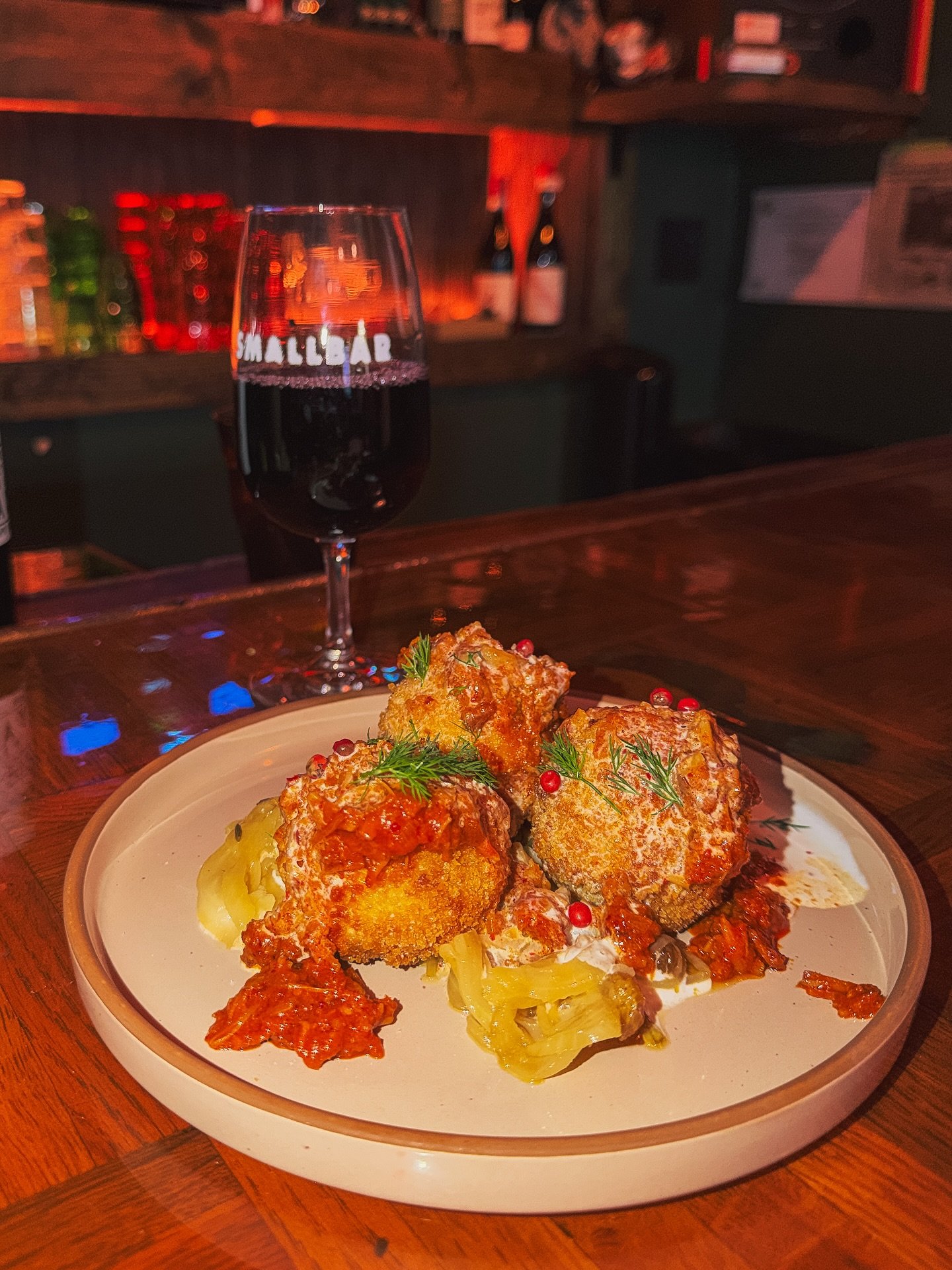 Been spending a lot of time in St. Pete lately and I'm not mad about it. @smallbarstp is set up behind @banditstpete as an in between while the team builds out @spitzwinebar 🍷 

As the name says, it's small. 6 bar seats + a few 2 tops. The food menu