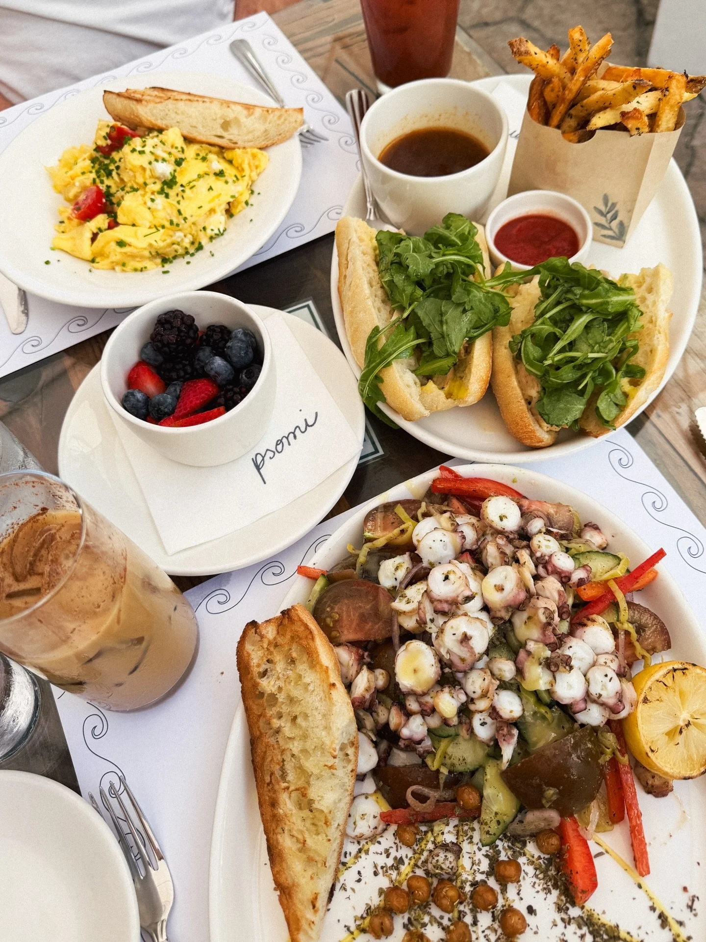 If you haven't had the Greek Dip and Grilled Octopus Horiatiki from @eatpsomi I highly encourage you to change that 🤤 

Greek Dip: feta-brined organic roasted chicken, kefalagraviera cheese, skordalia aioli, caramelized onion schmaltz, arugula, crus