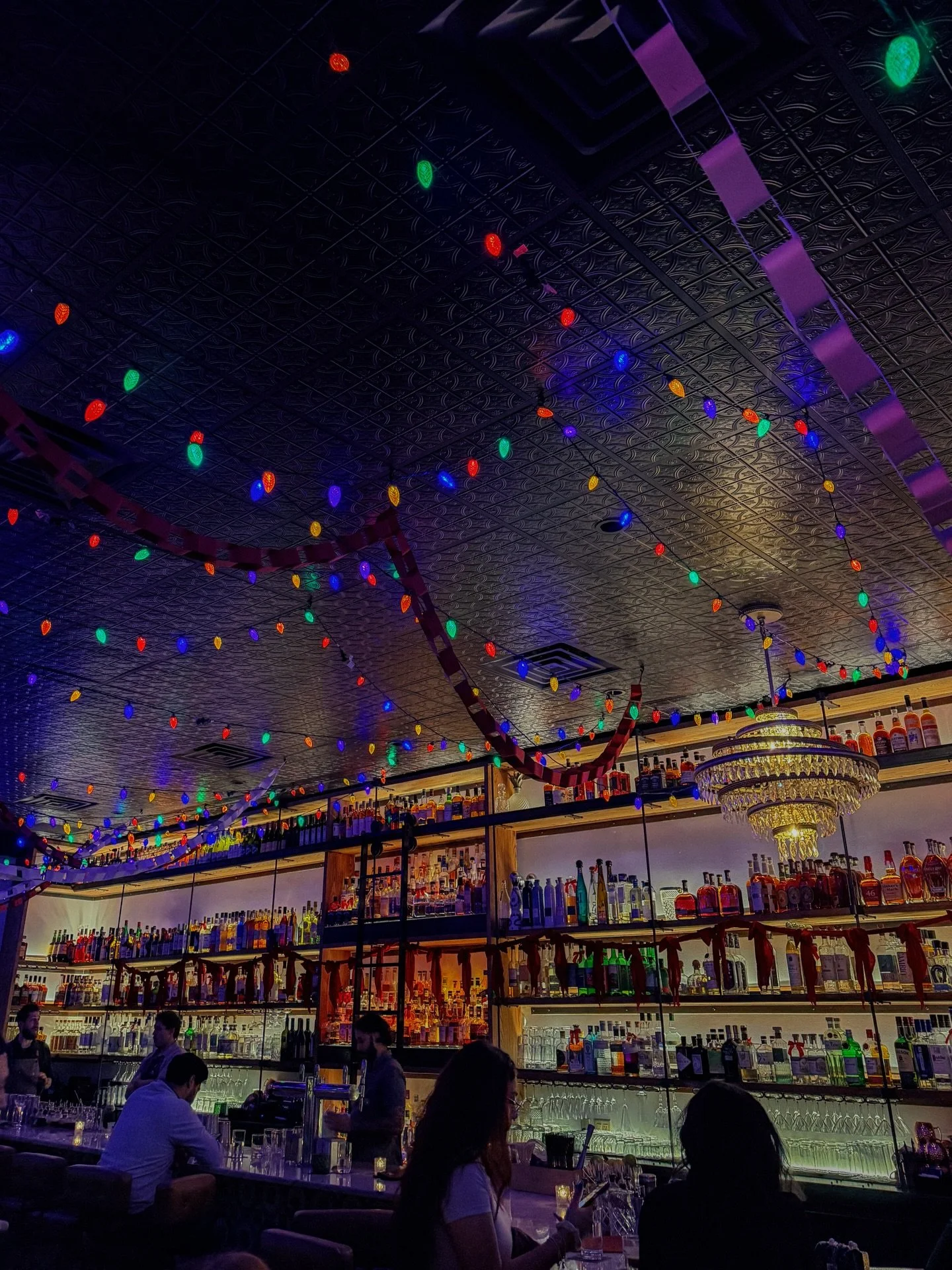 Holly Jolly Inn at @hotel.bar!🎄 

If you're looking for a holiday bar to visit, this is one with festive decorations and drinks that are (actually) delicious ✨ Which is no surprise because Hotel Bar is always a great spot for high quality, crafted c