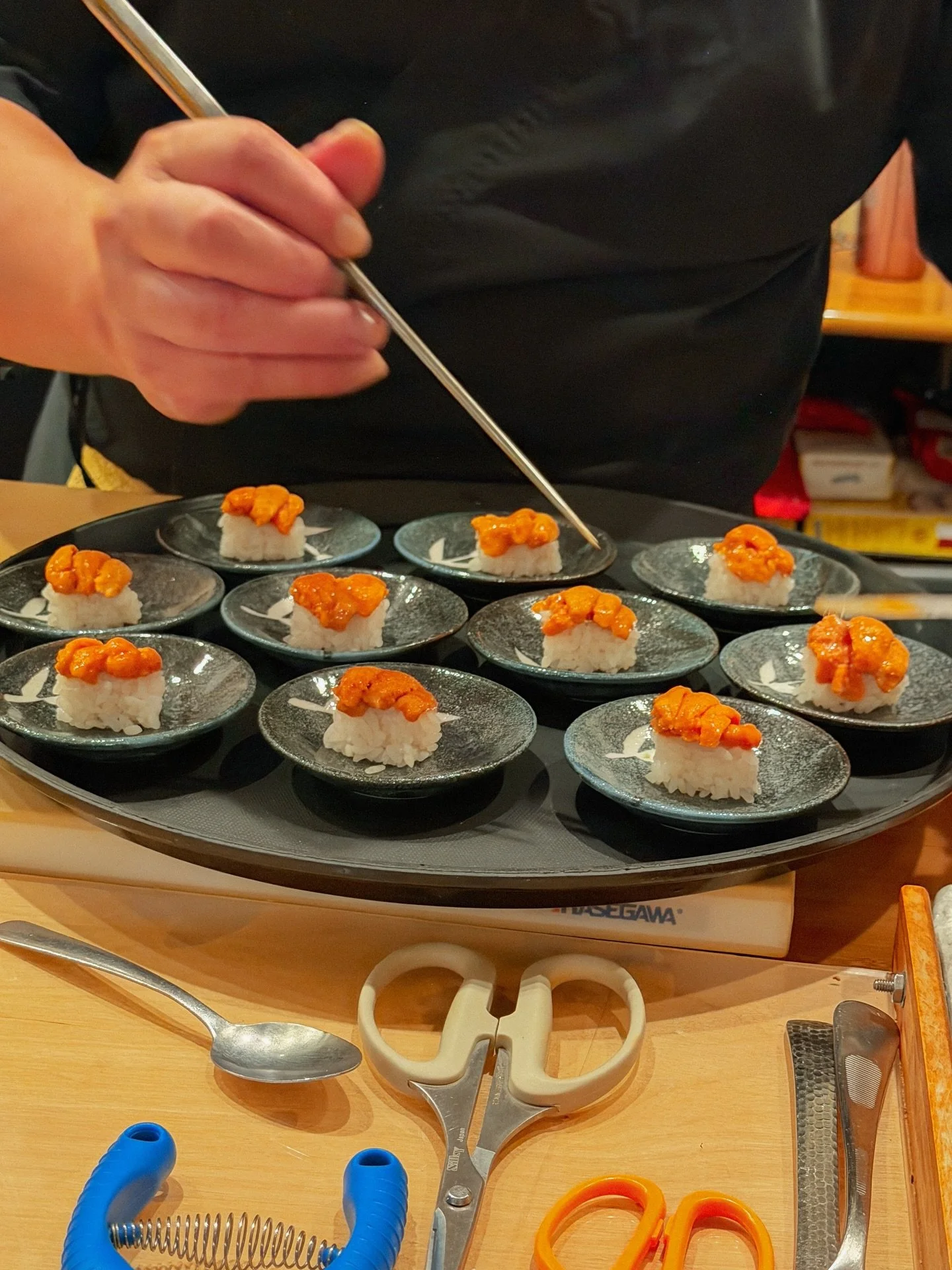 The Nigiri Omakase at @sushishorexley has been one of my favorite meals for years 🍣 

It includes 1 appetizer, 4 pieces of seasonal fish sashimi, 11 pieces of seasonal Nigiri, one handroll, eel and a dessert. The chef describes each dish telling you