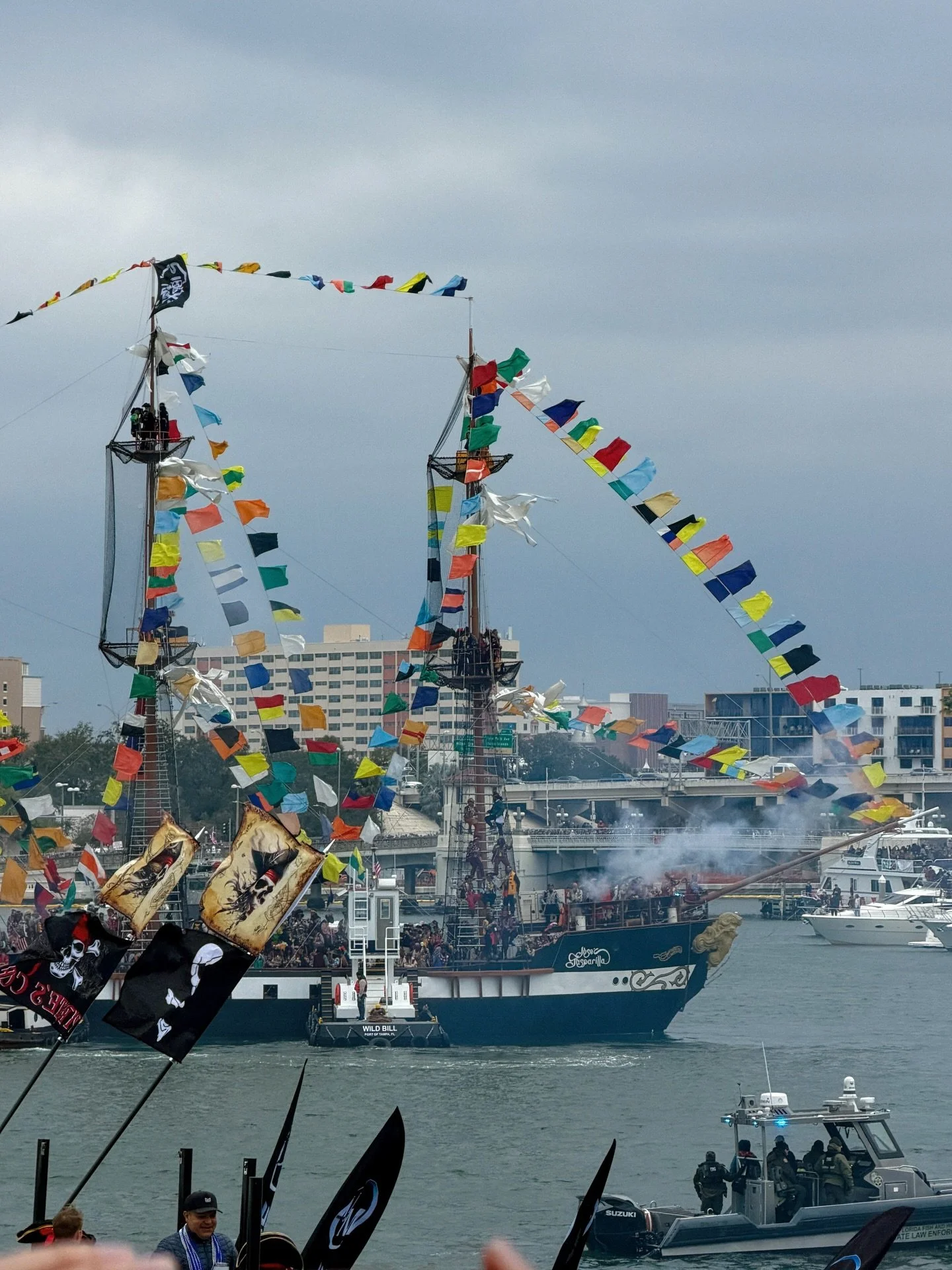 A gloomy but fun invasion 🏴&zwj;☠️ 

Thanks for having me @americansocial! 

#thisbabeeats #gasparilla #tampabay