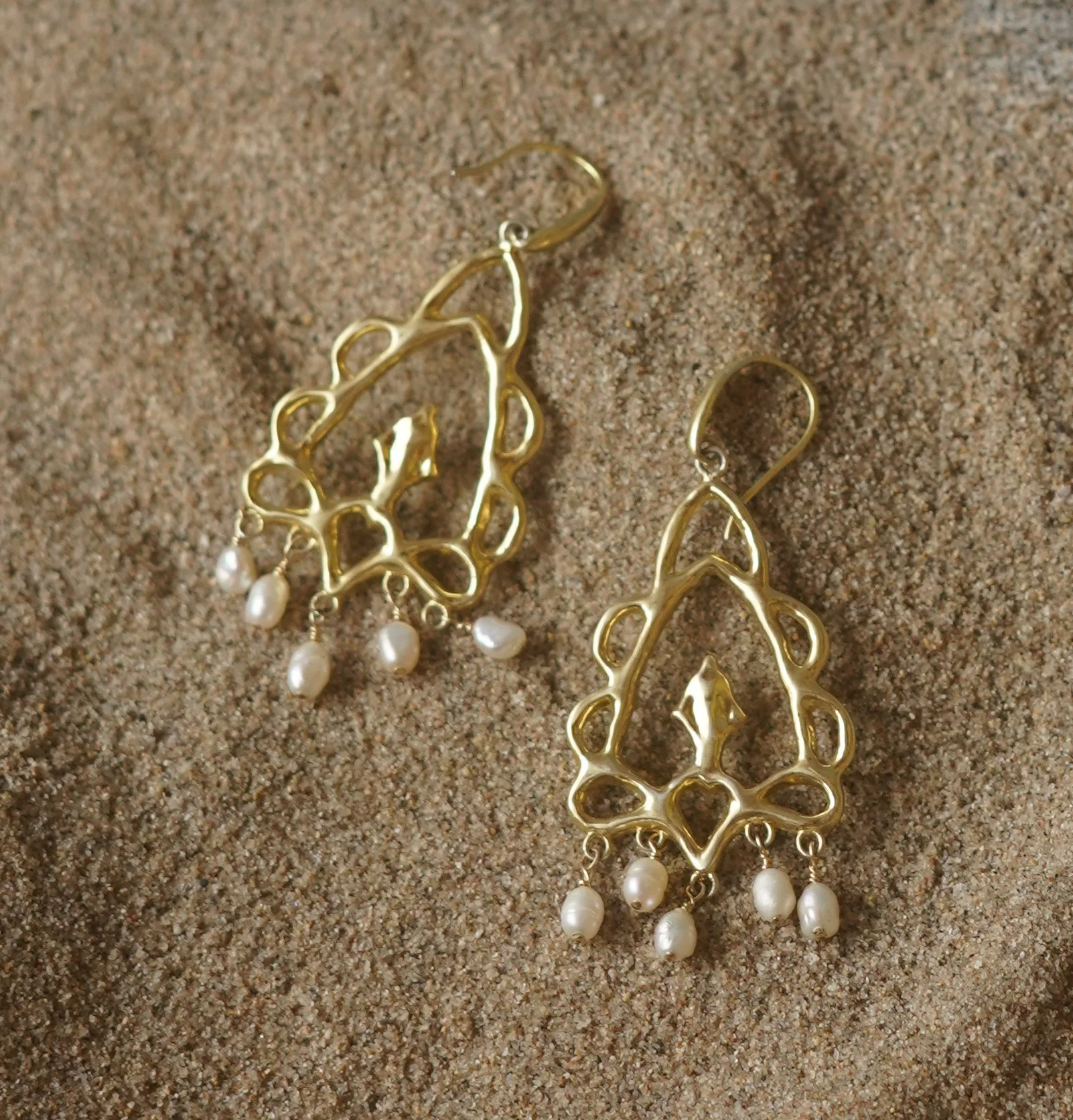 chandelierpearls.jpg