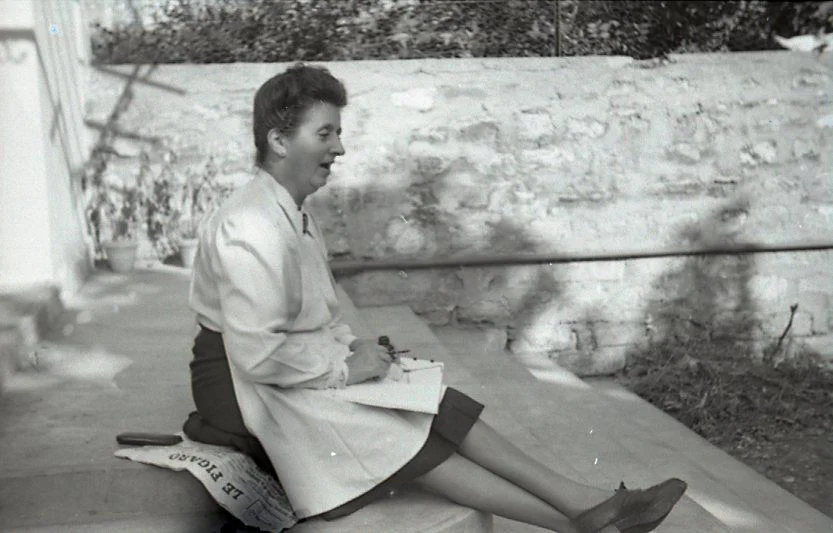 Yvonne, sur le perron du pavillon des Bordes à Bécon-les-Bruyères en 1948