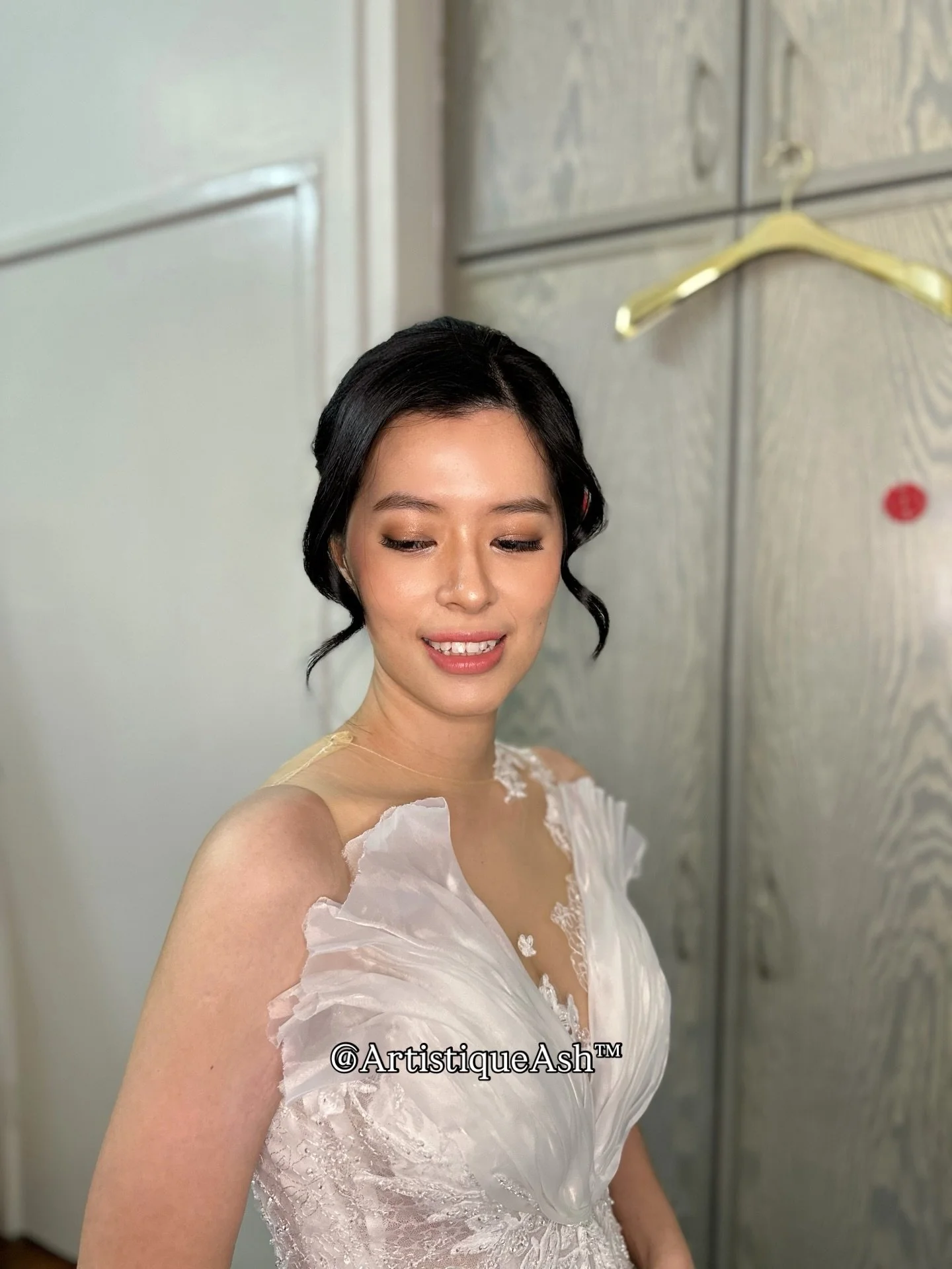 Bride Shelly with that &ldquo;lit-from-within&rdquo; glow.💫
Keeping it fresh, minimalist, and romantic for this pretty bride.💖 
.
.
.
#ArtistiqueAsh #airbrushmakeup #bridalmakeupkl #makeupartistkl #klmakeupartist