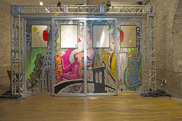 SEN1-interior-design-show-door.gif