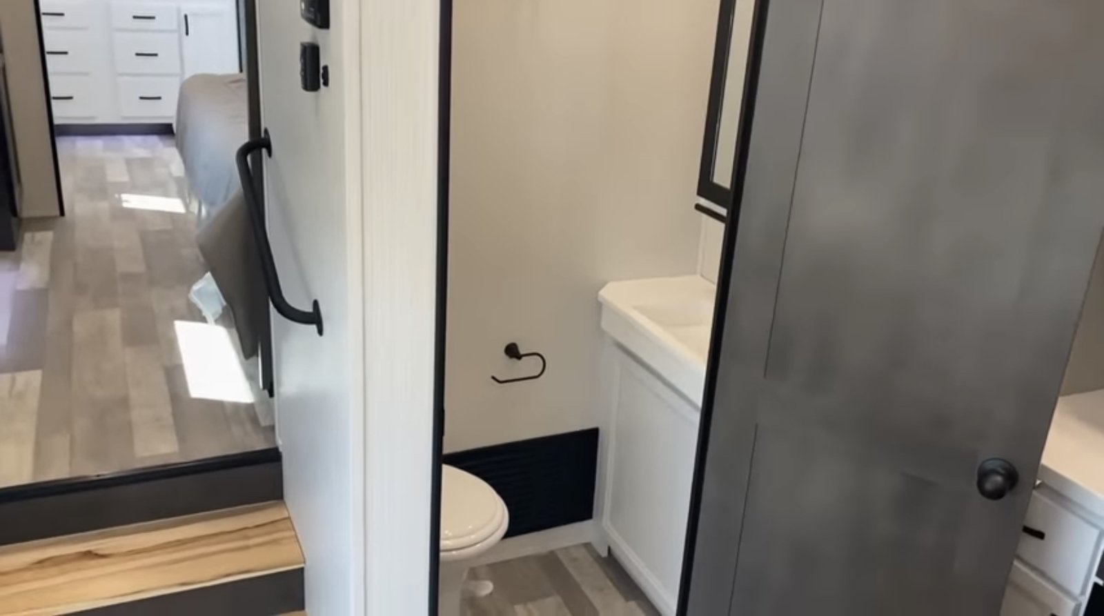 Cedar Creek 371FL - guest bathroom