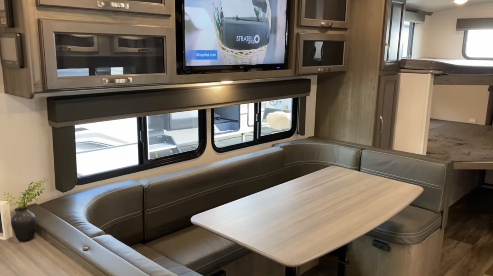 U-shaped dinette in the Cougar 27BHS