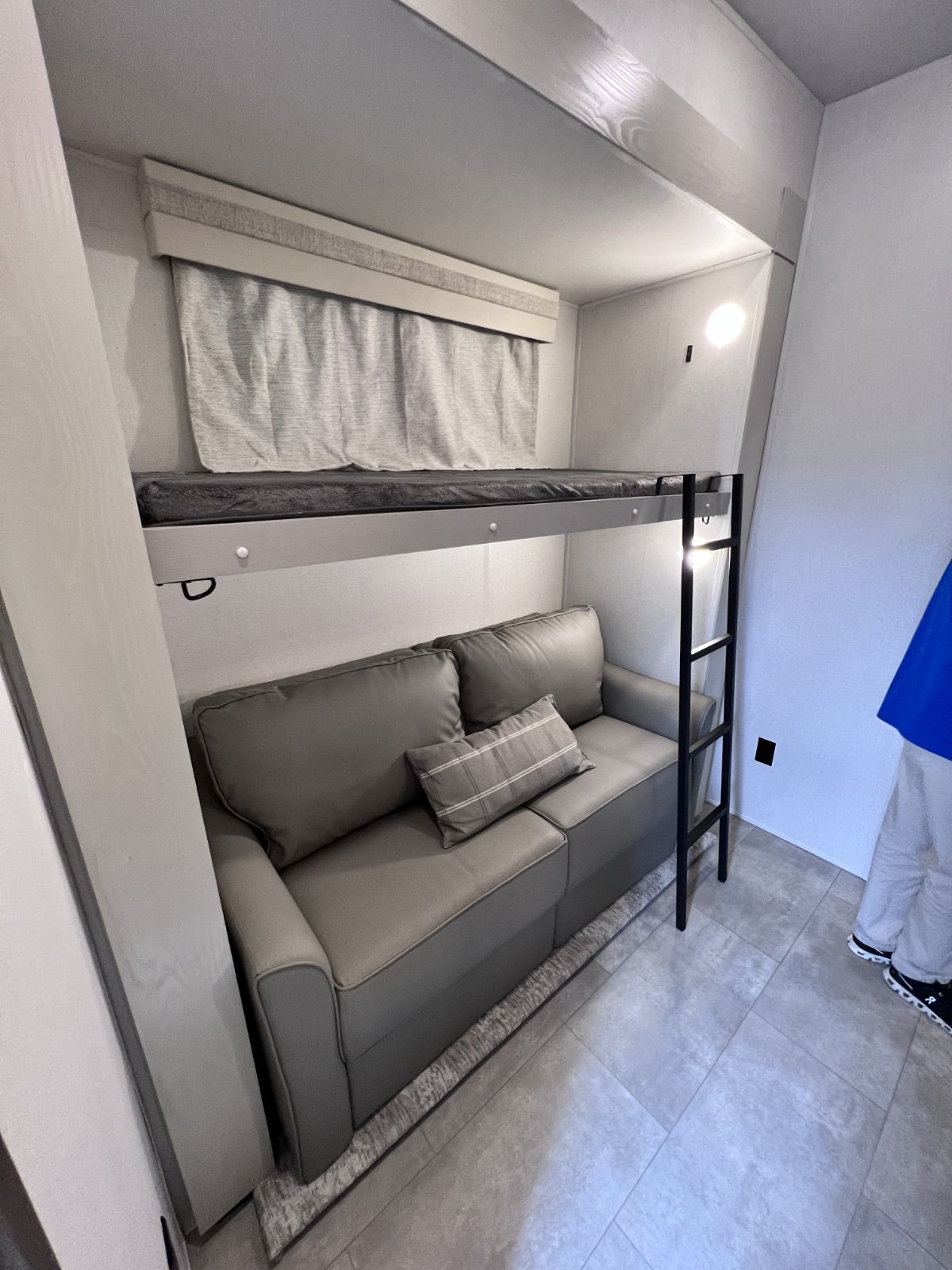Palomino 375 - back bedroom.jpg
