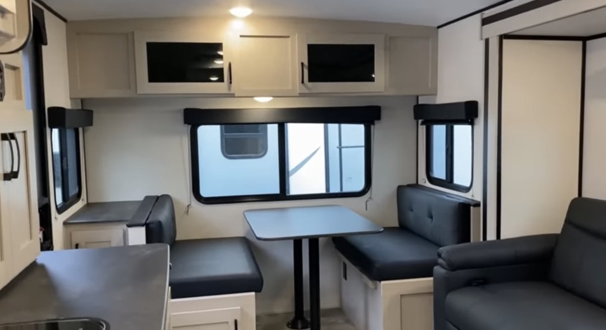 Coachmen Apex Nano 213RDS - dinette