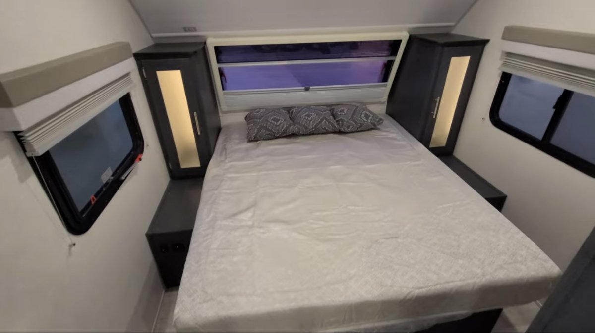 r-Pod 201 queen size bed
