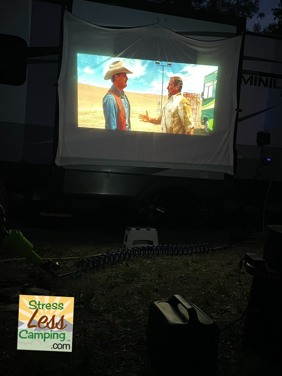 Xgimi projector powered by UGreen battery to watch the Robin Williams movie RV.jpg