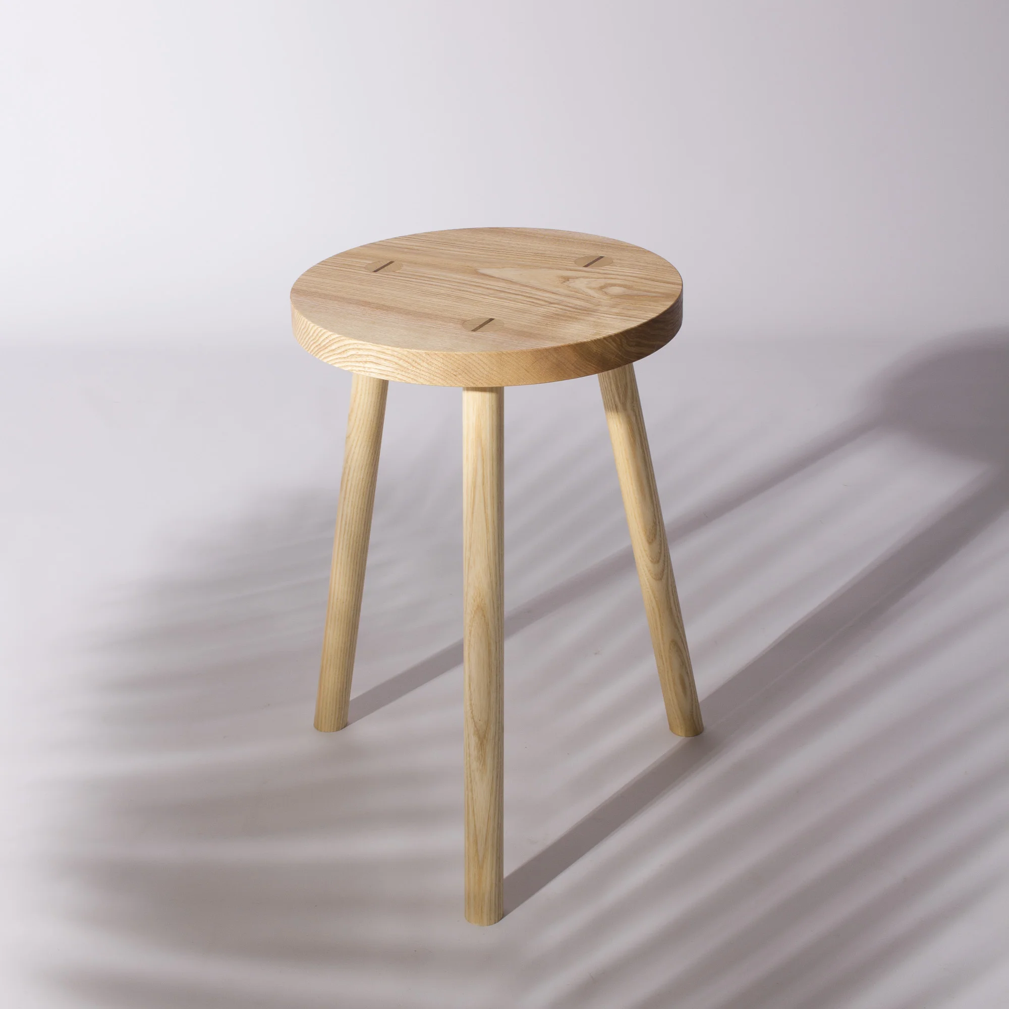 vindue_Hocker_kleinhocker_Esche_München_stool_werkstatt3.jpg