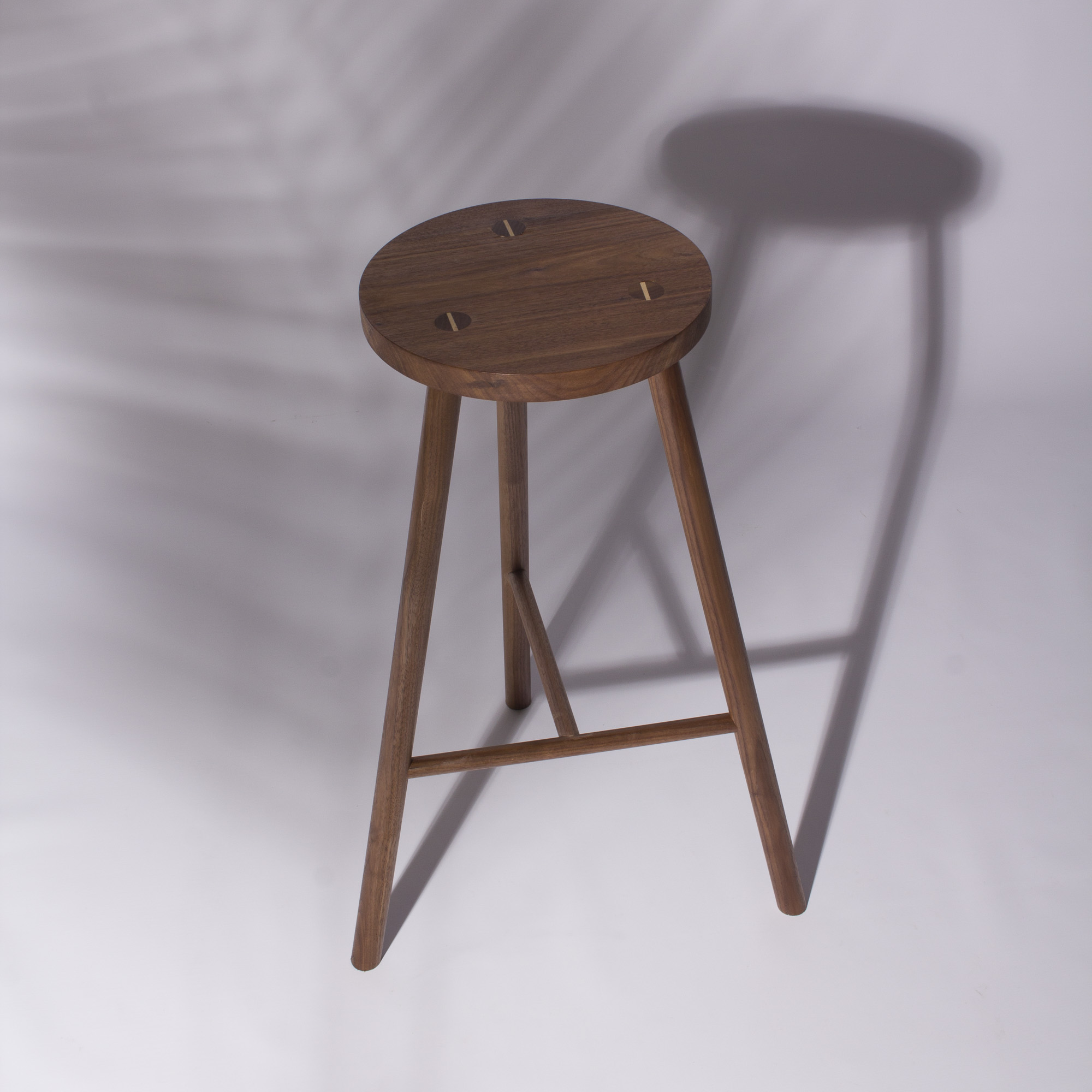 vindue_Hocker_Nuss_nussbaum_vindue_München_stool_barhocker_werkstatt_3.jpg
