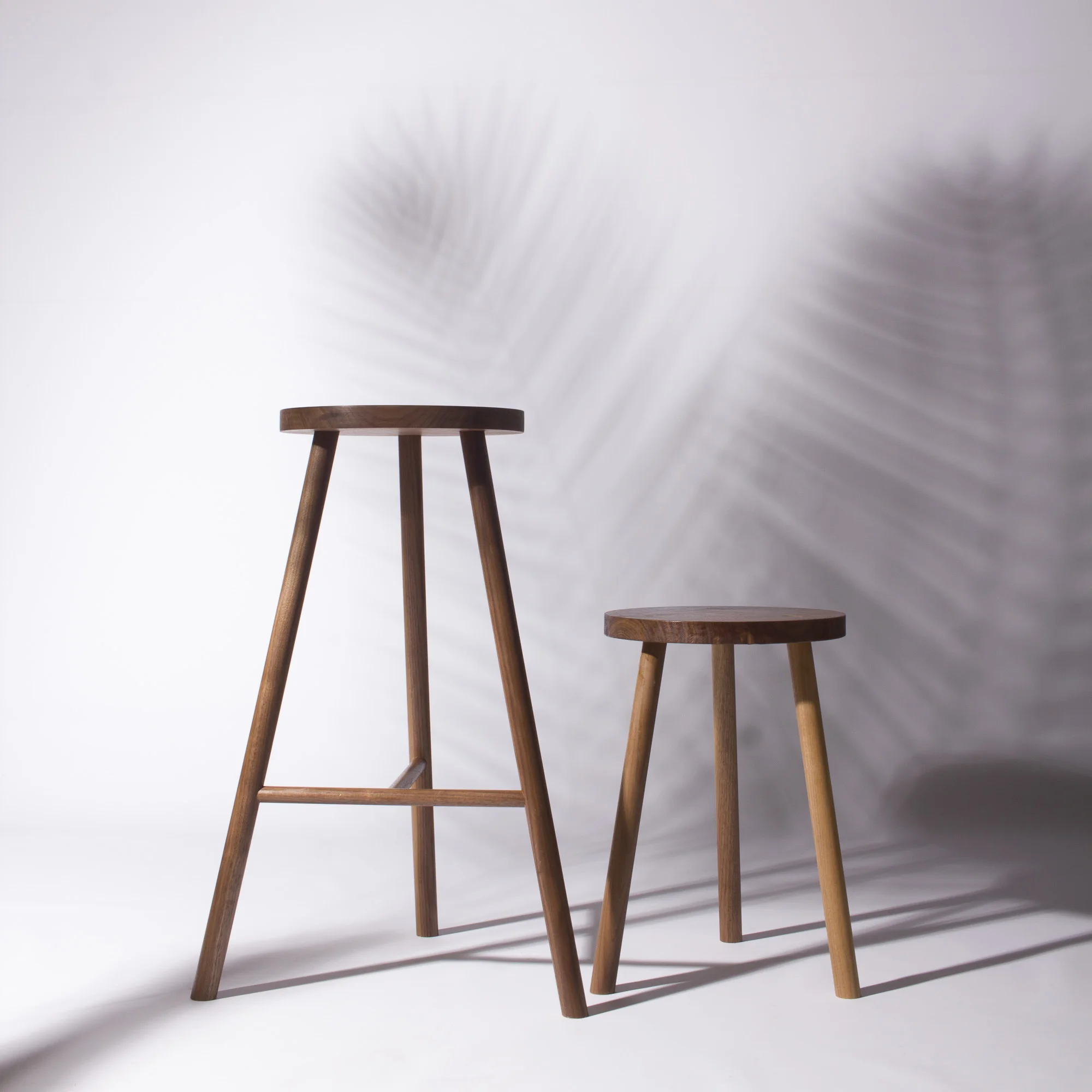 vindue_Hocker_Nuss_nussbaum_München_stool_barhocker_werkstatt.jpg