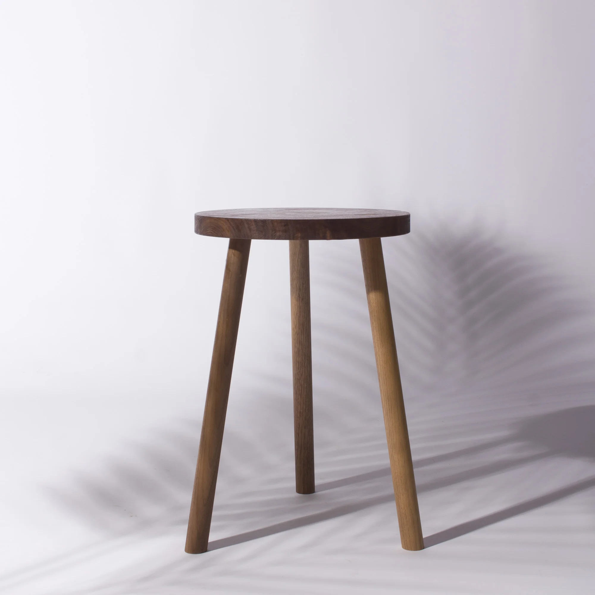 vindue_Hocker_Nuss_nussbaum_München_stool__werkstatt.jpg