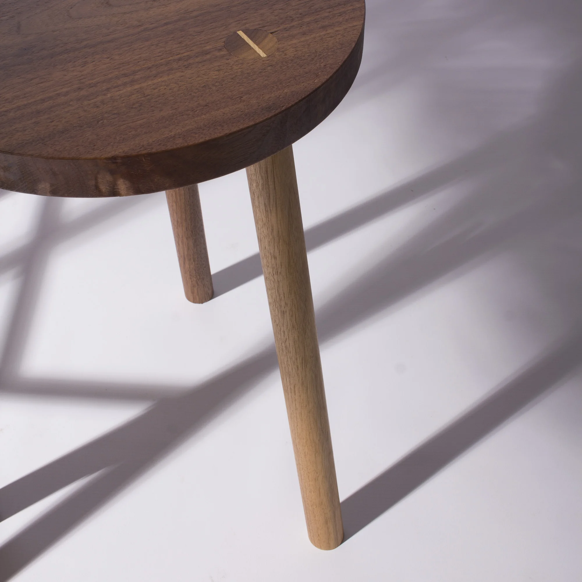 vindue_Hocker_Nuss_nussbaum_München_stool__werkstatt_2.jpg