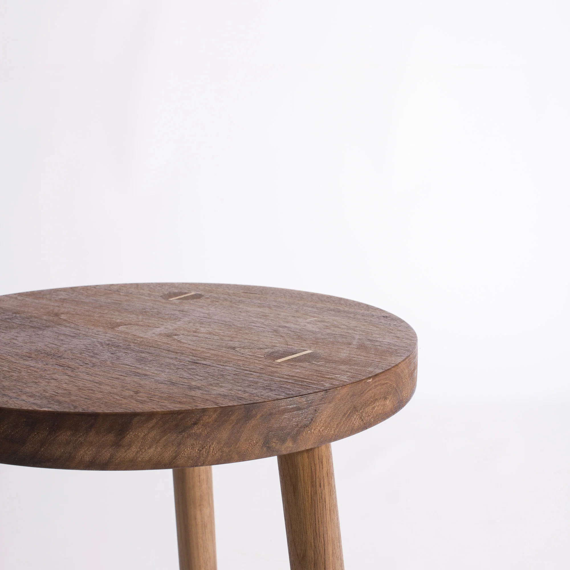 hocker-stool-gepolstert-upholstered-samt-velvet-möbel-furniture-walnut-walnuss-vindue_7.jpg