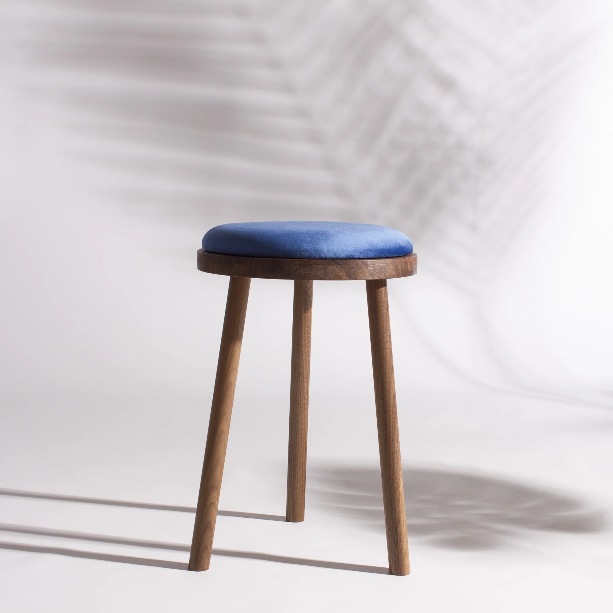 hocker-stool-gepolstert-upholstered-samt-velvet-möbel-furniture-walnut-walnuss-vindue_2.jpg