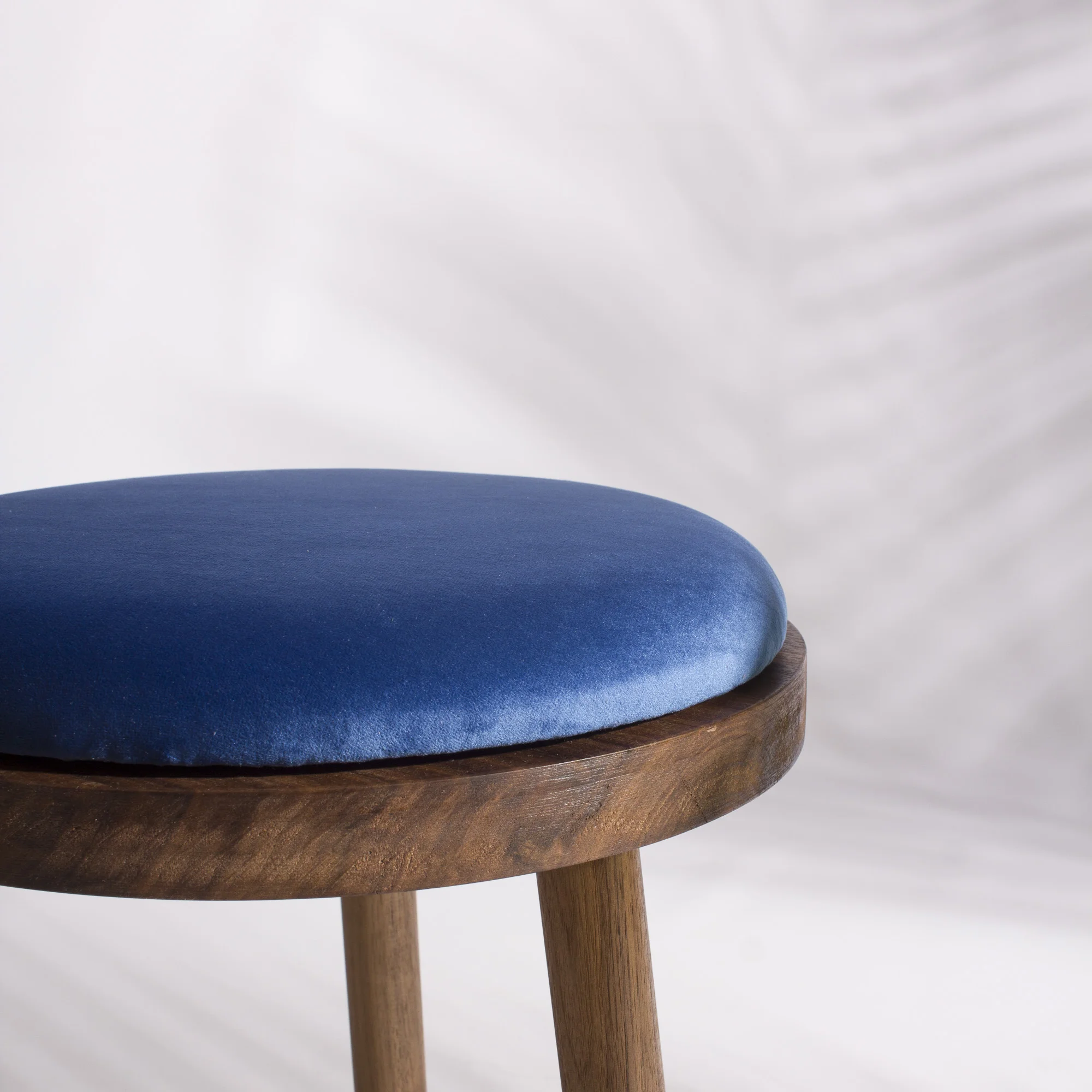 hocker-stool-gepolstert-upholstered-samt-velvet-möbel-furniture-walnut-walnuss-vindue_25.jpg