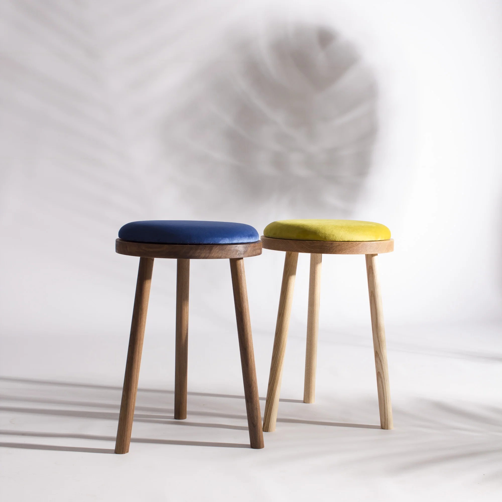 hocker-stool-gepolstert-upholstered-samt-velvet-möbel-furniture-esche-ashtree-vindue- walnut-walnuss-nussbaum_17.jpg