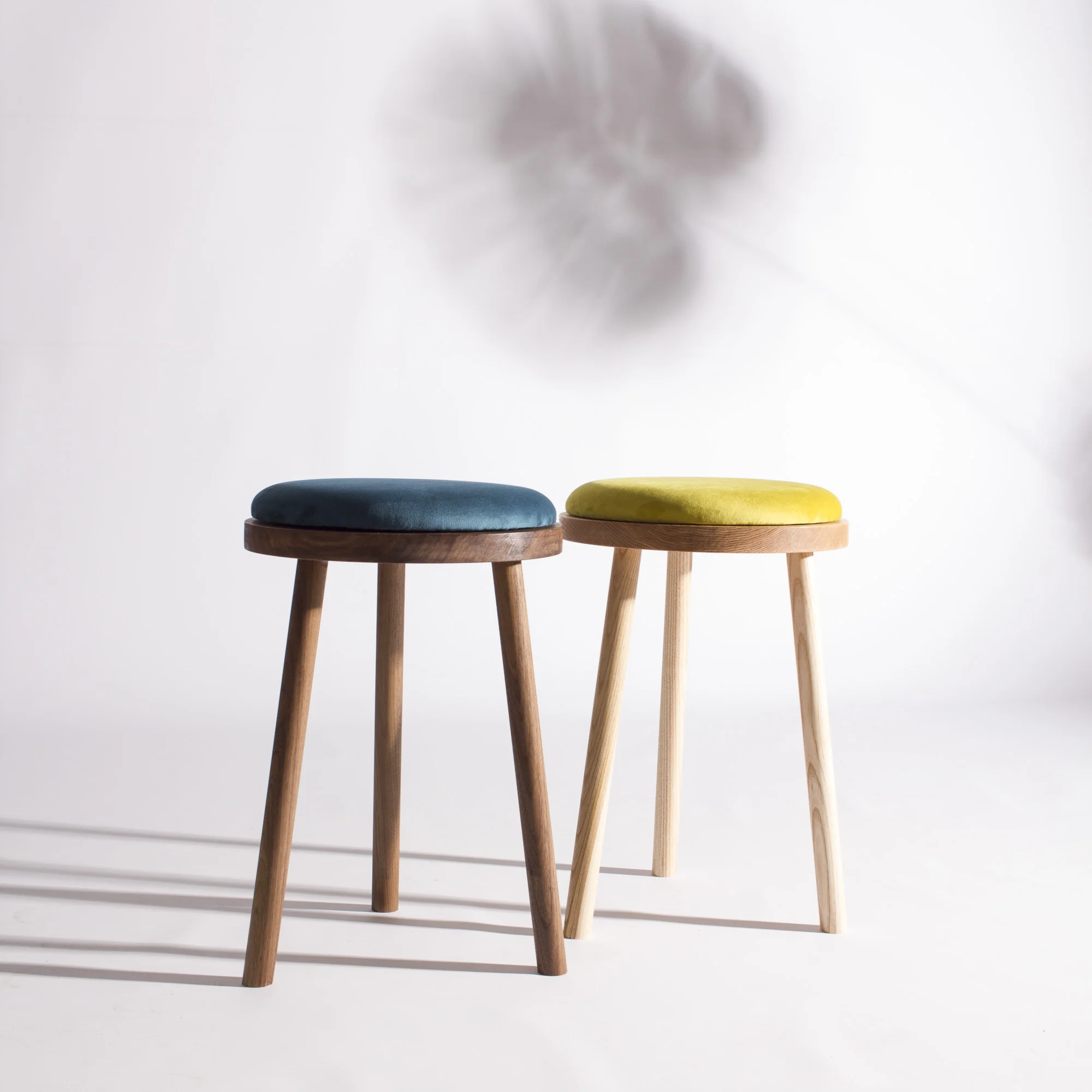 hocker-stool-gepolstert-upholstered-samt-velvet-möbel-furniture-esche-ashtree-vindue- walnut-walnuss-nussbaum_12.jpg