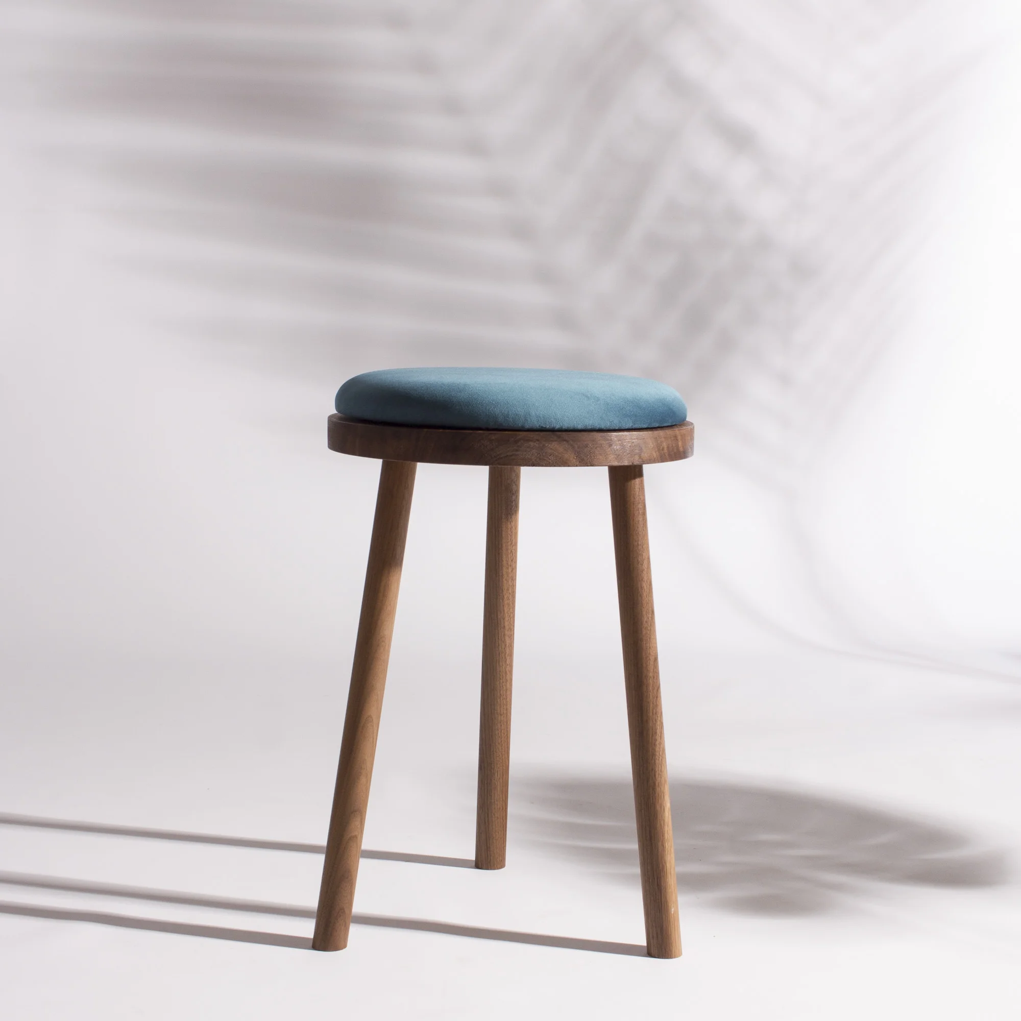 hocker-stool-gepolstert-upholstered-samt-velvet-möbel-furniture-walnut-walnuss-vindue_1.jpg