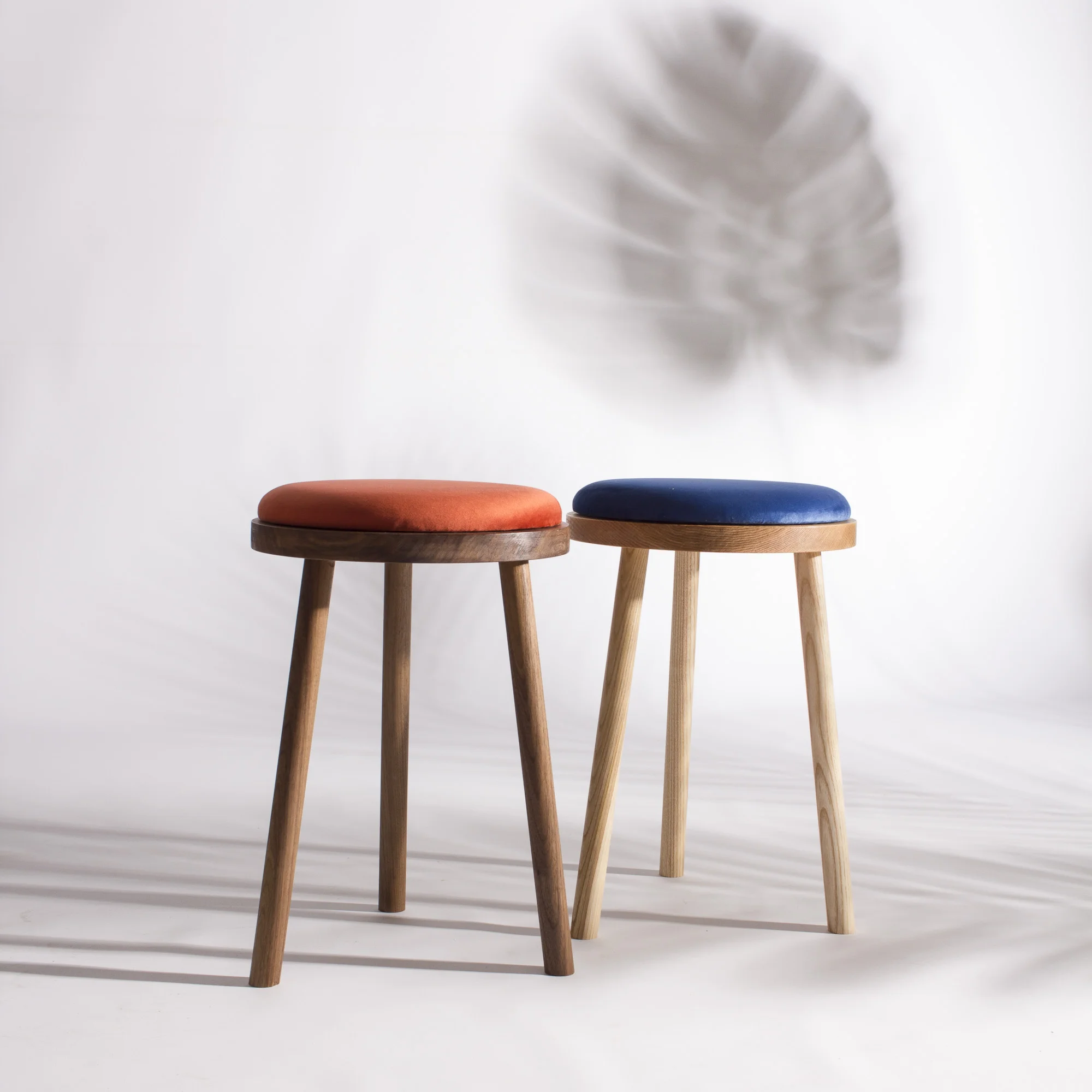 hocker-stool-gepolstert-upholstered-samt-velvet-möbel-furniture-esche-ashtree-vindue- walnut-walnuss-nussbaum_18.jpg