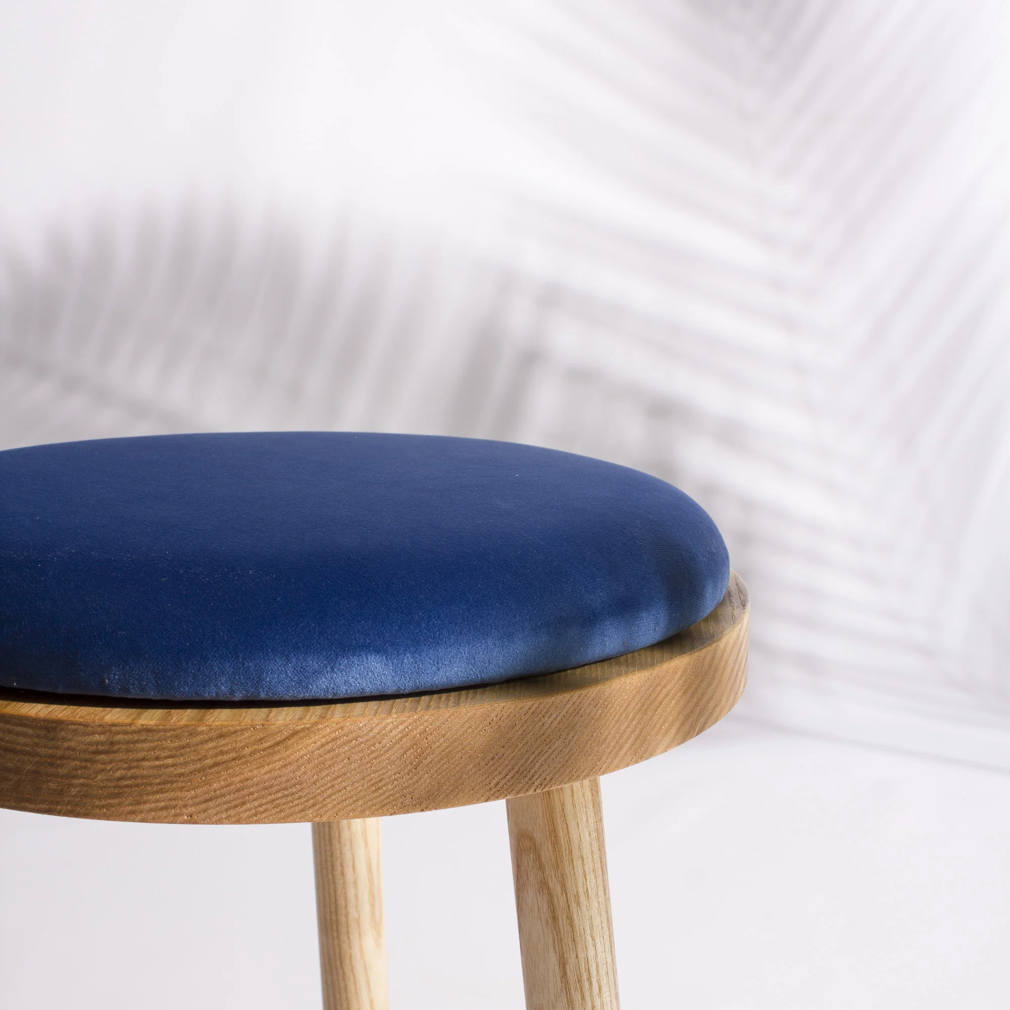 hocker-stool-gepolstert-upholstered-samt-velvet-möbel-furniture-esche-ashtree-vindue_6.jpg