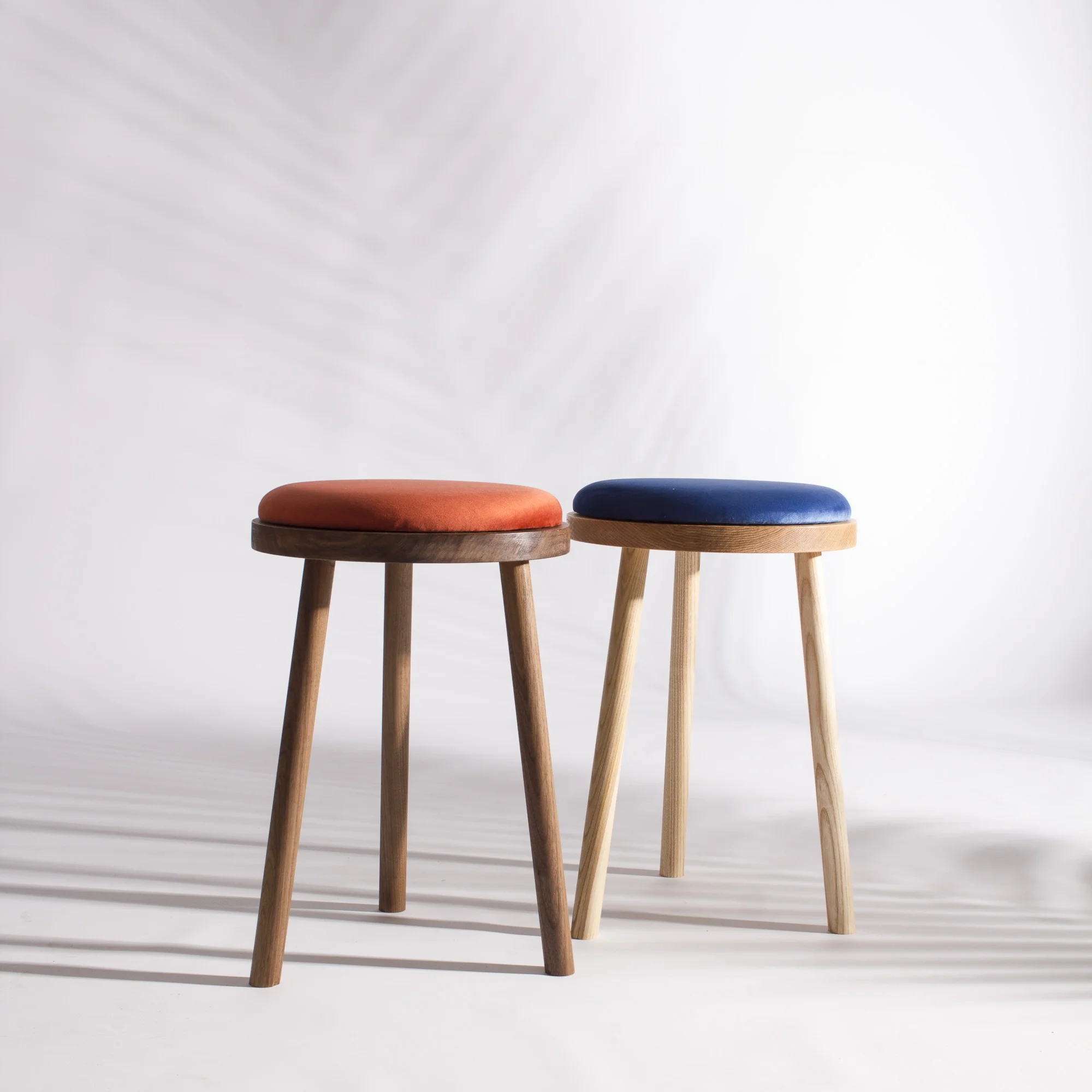 hocker-stool-gepolstert-upholstered-samt-velvet-möbel-furniture-esche-ashtree-vindue- walnut-walnuss-nussbaum_22.jpg