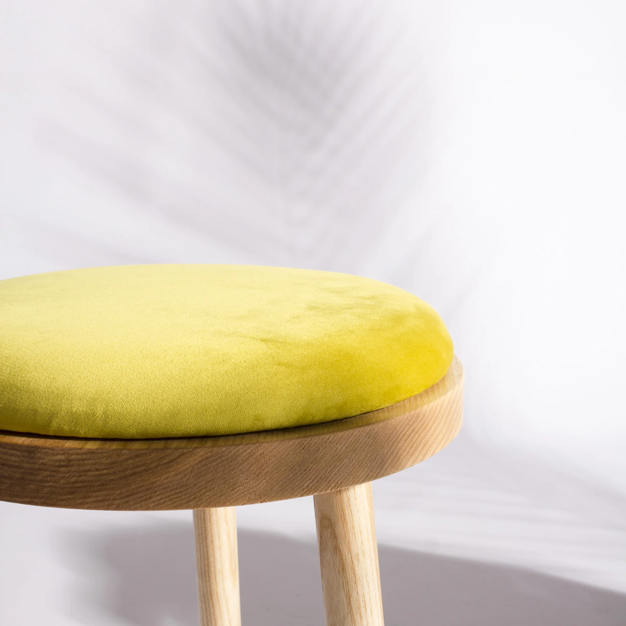 hocker-stool-gepolstert-upholstered-samt-velvet-möbel-furniture-esche-ashtree-vindue_11.jpg