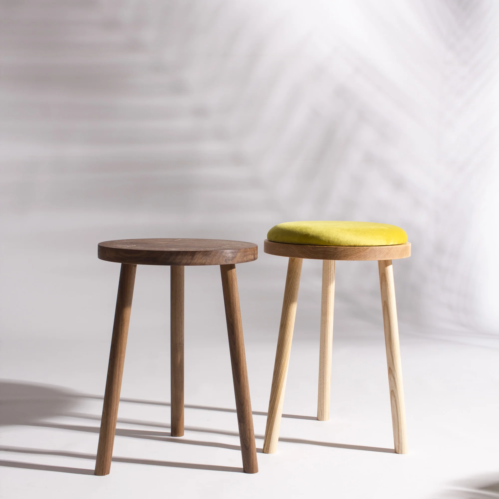 hocker-stool-gepolstert-upholstered-samt-velvet-möbel-furniture-esche-ashtree-vindue- walnut-walnuss-nussbaum_3.jpg