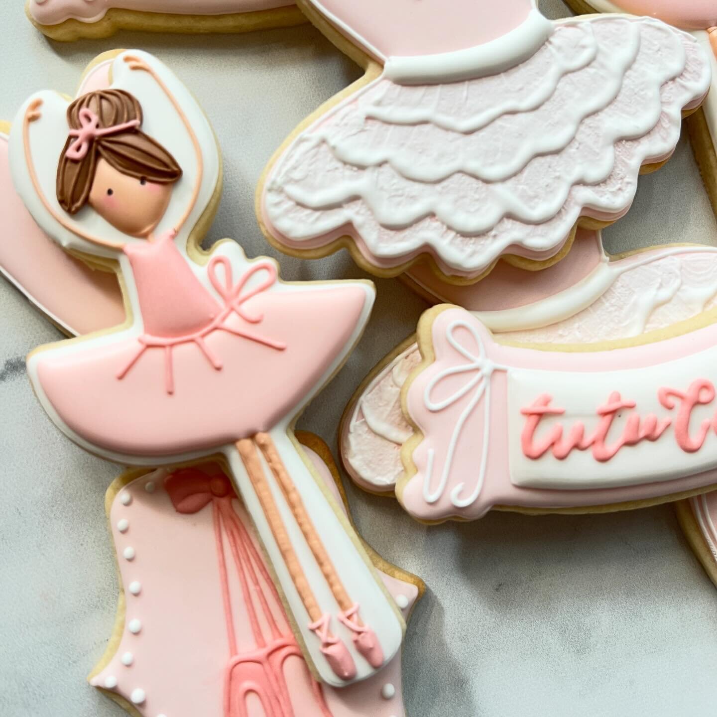 One of my new sets I created over the last couple weeks. 🎀🩷 🩰 

#ballerinacookies 
#oregoncookier
 #decoratedcookies #americolorgel #decoratedsugarcookies #royalicing #cookieart #sugarcookies #partyfavors #customcookies #cookiesofinstagram #cookie