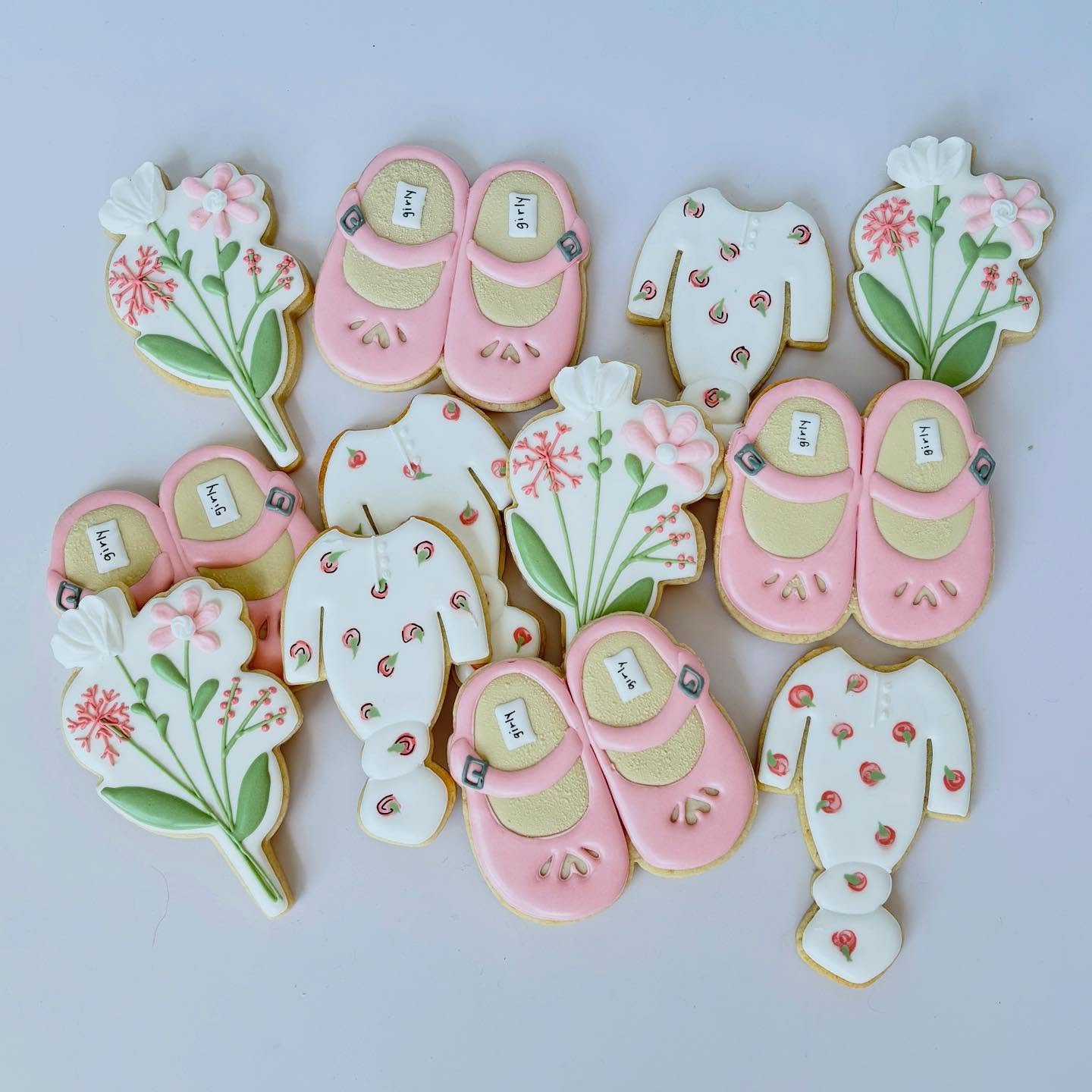 Had so much fun making these for a great client. I love working with Pink 🩷🎀

#oregoncookier
 #decoratedcookies #decoratedsugarcookies #royalicing #cookieart #sugarcookies #partyfavorcookies #customcookies #cookiesofinstagram #cookiegram #instacook