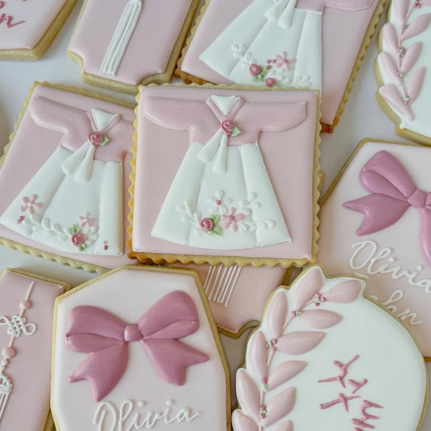 Happy 1st Birthday Olivia 🎀

#oregoncookier
 #decoratedcookies #decoratedsugarcookies #royalicing #cookieart #sugarcookies #partyfavorcookies #customcookies #cookiesofinstagram #cookiegram #instacookie #portlandcookiemaker #portlandcookies #madeinor