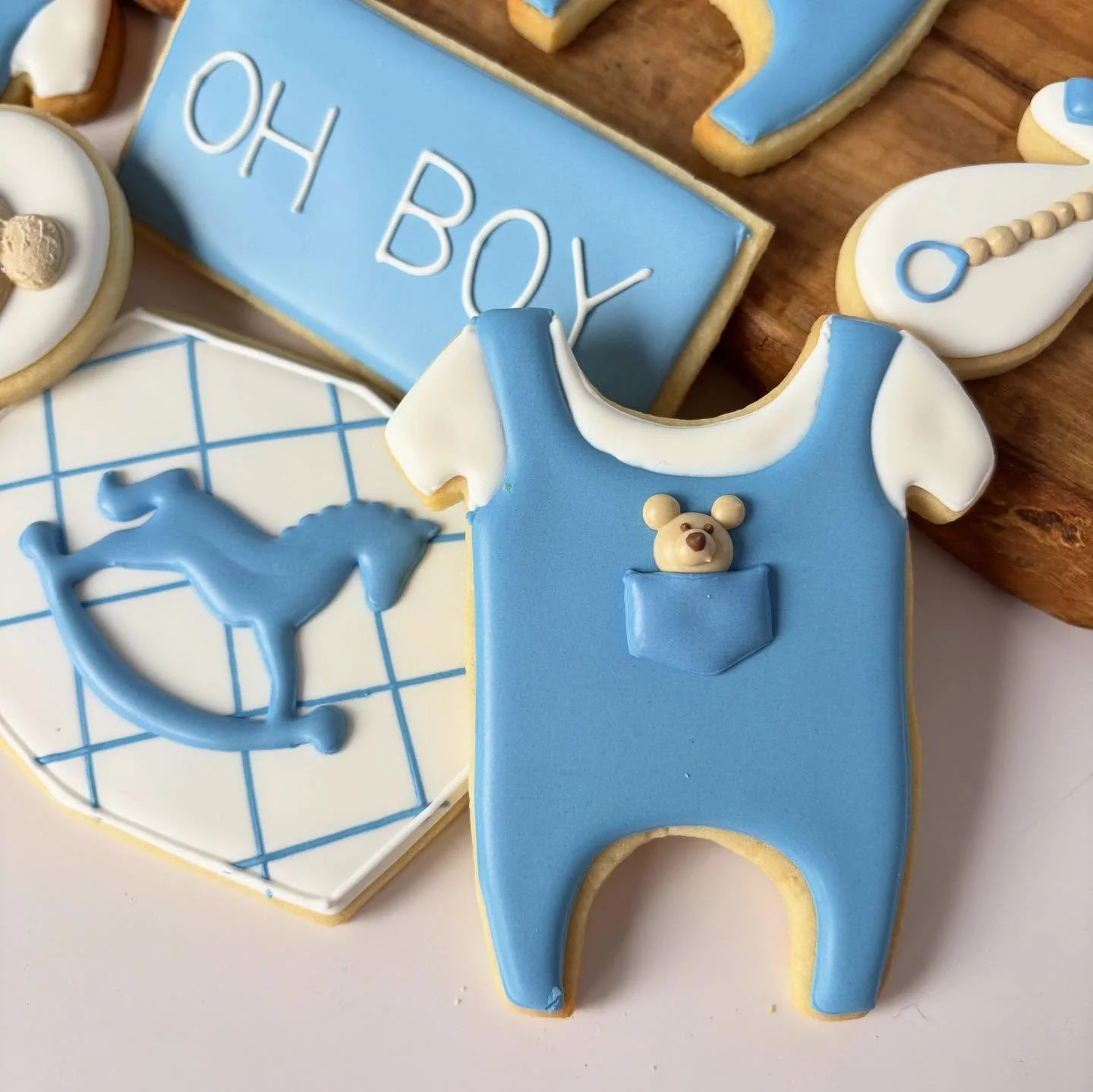Love me some teddy bears, and that shade of blue😛
🧸💙

#oregoncookier
 #decoratedcookies #decoratedsugarcookies #royalicing #cookieart #sugarcookies #partyfavorcookies #customcookies #cookiesofinstagram #cookiegram #instacookie #portlandcookiemaker