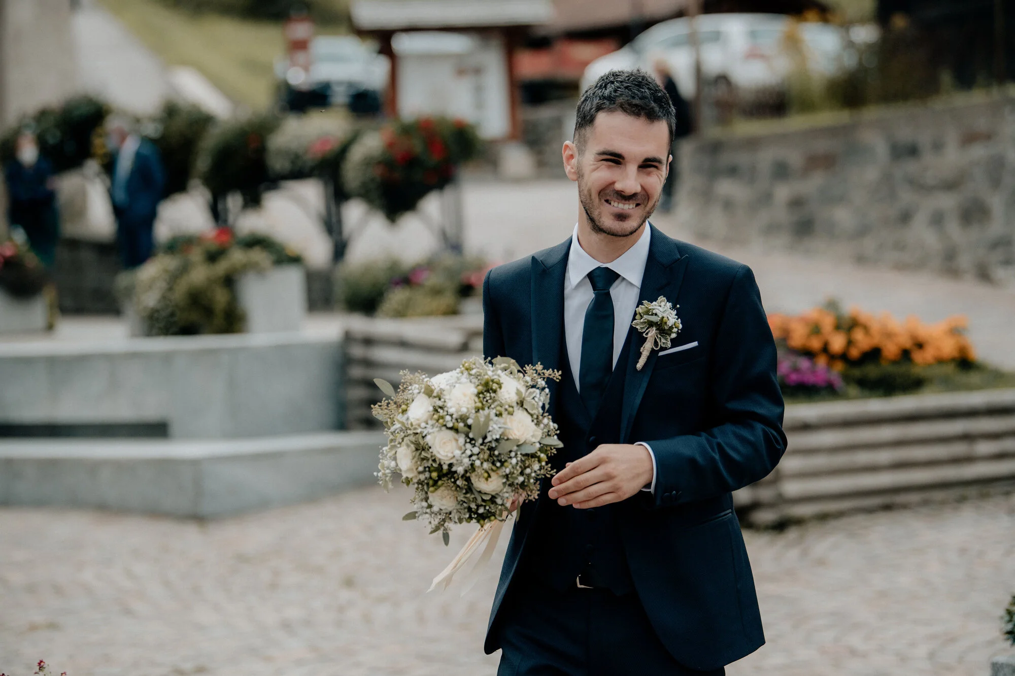 groom  wedding photos